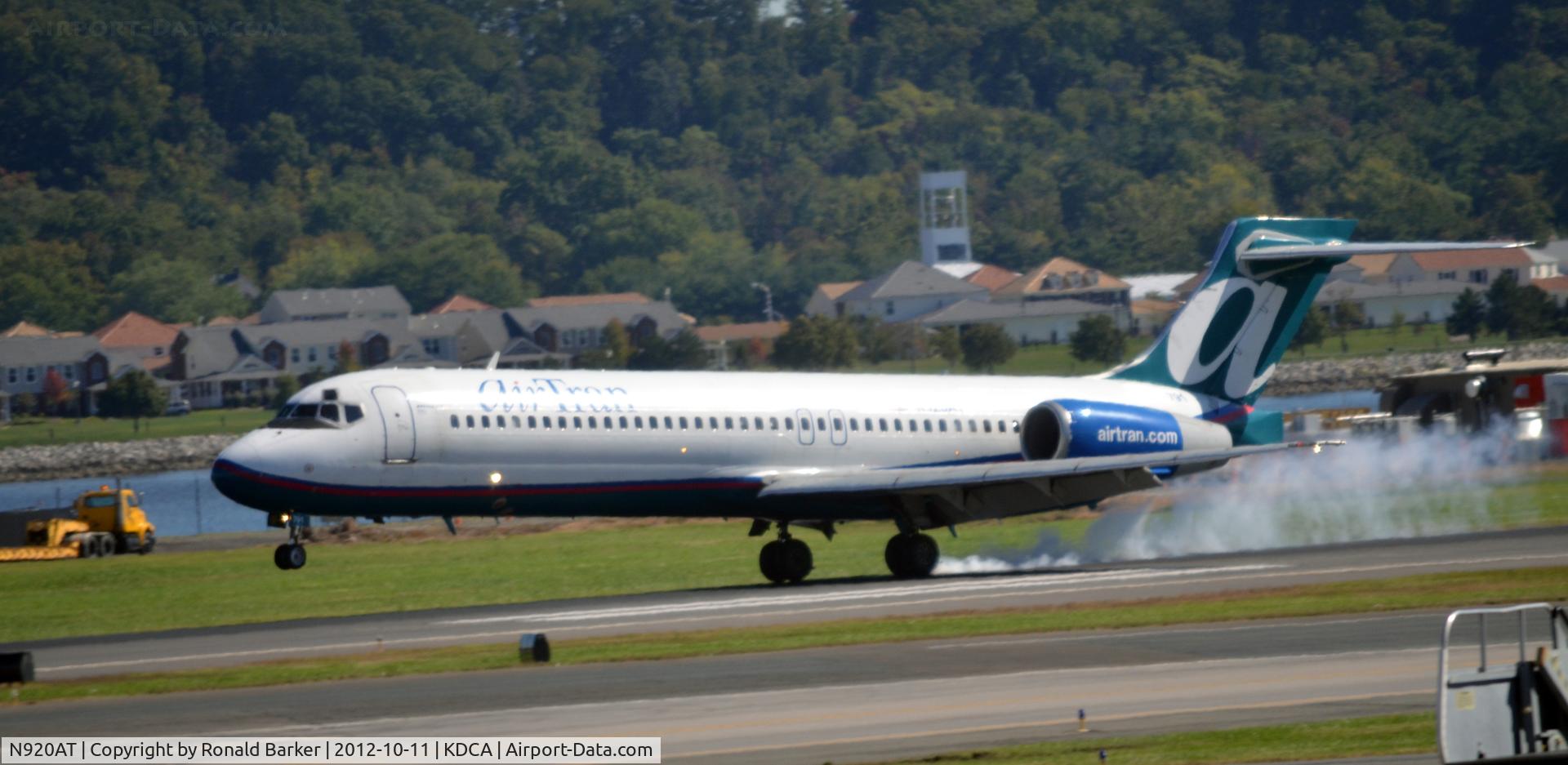 N920AT, 2000 Boeing 717-200 C/N 55083, Landing DCA