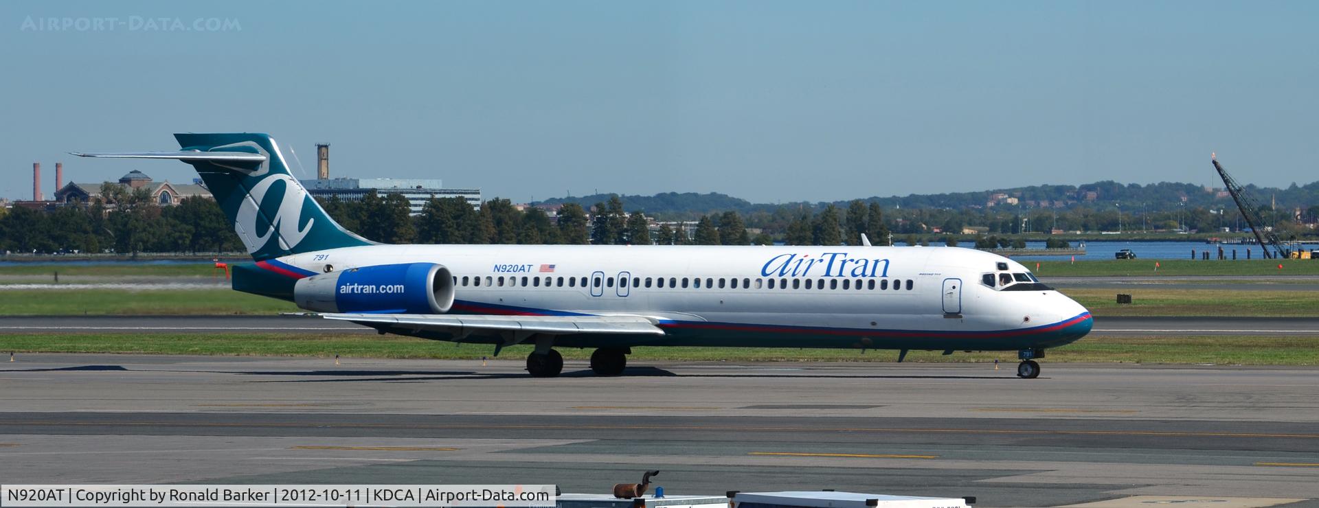 N920AT, 2000 Boeing 717-200 C/N 55083, Taxi DCA