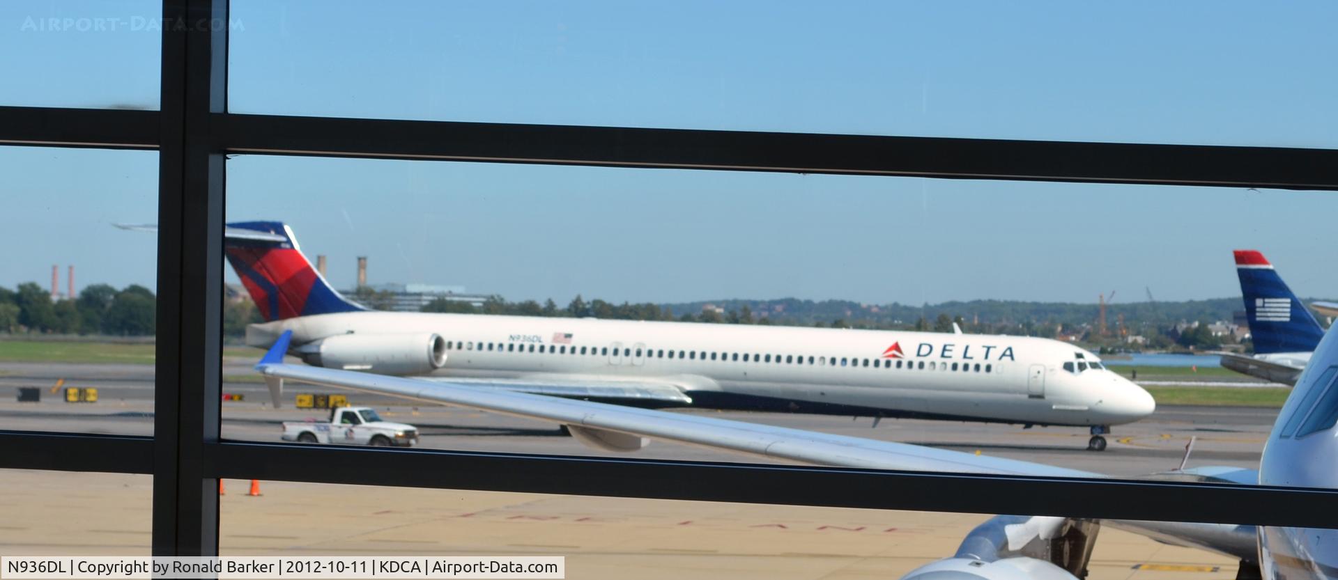 N936DL, 1989 McDonnell Douglas MD-88 C/N 49723, Taxi DCA