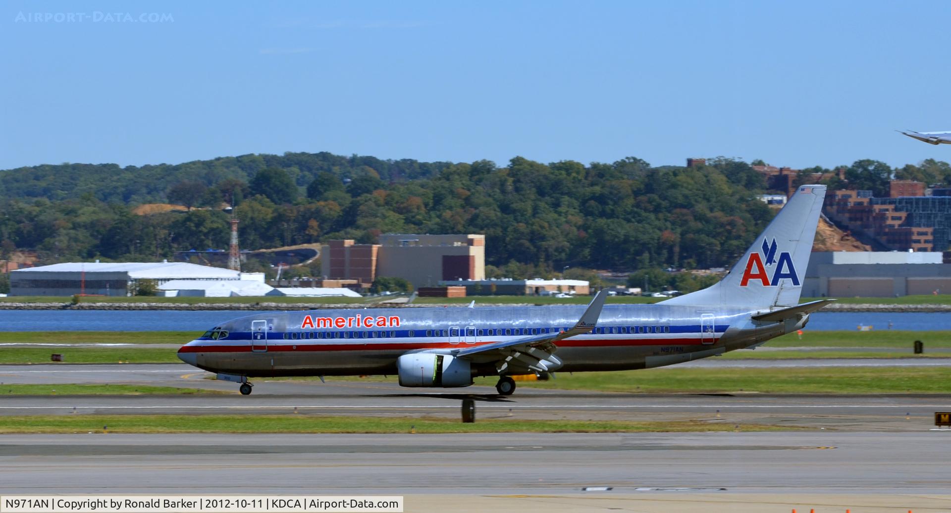 N971AN, 2001 Boeing 737-823 C/N 29547, Landing DCA