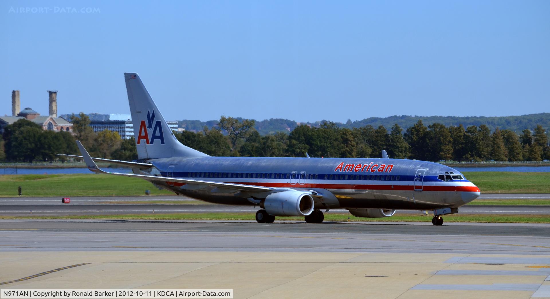 N971AN, 2001 Boeing 737-823 C/N 29547, Taxi DCA
