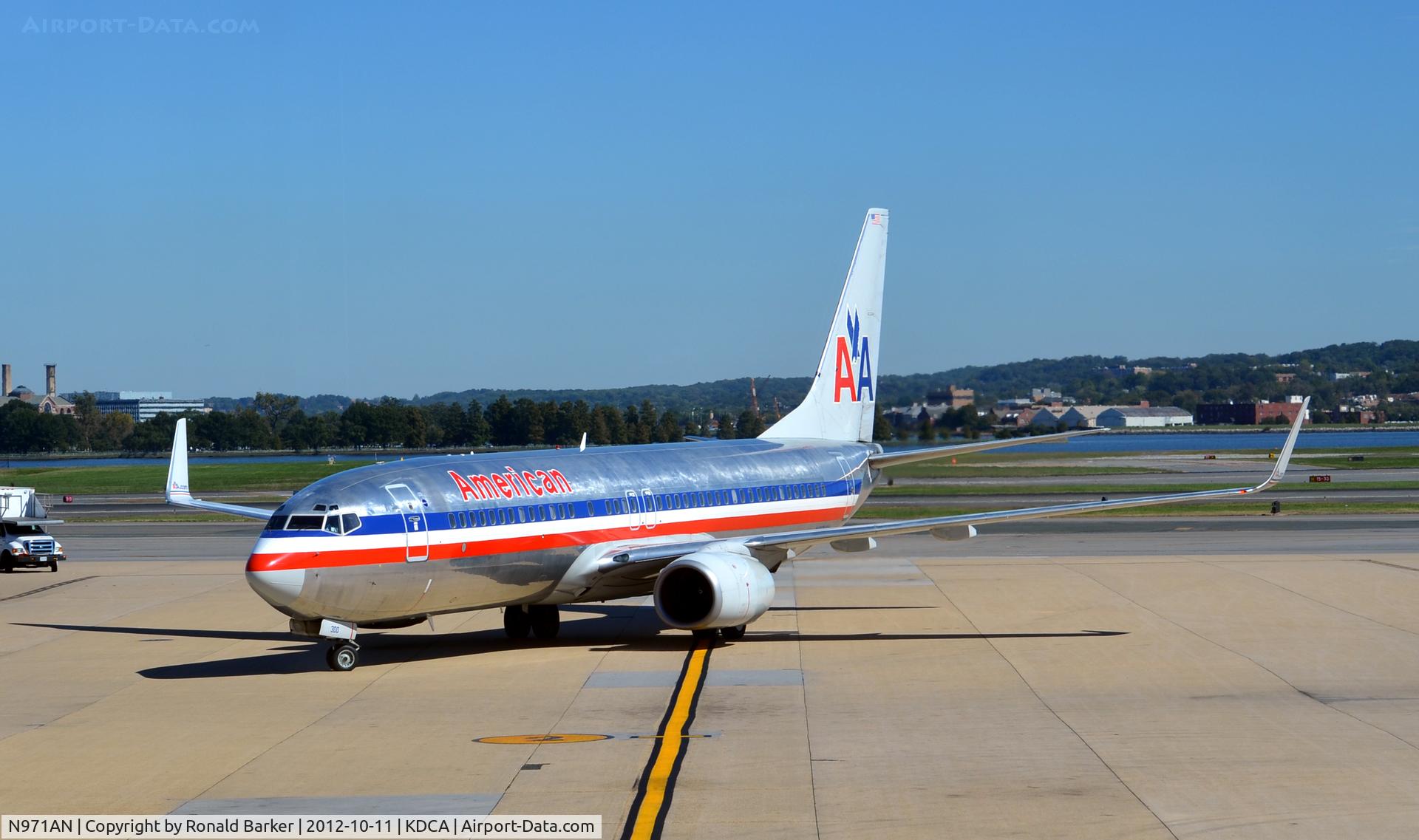 N971AN, 2001 Boeing 737-823 C/N 29547, Taxi DCA