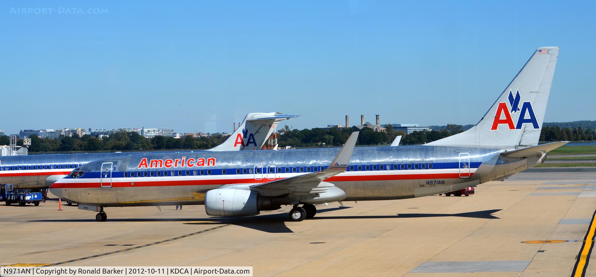 N971AN, 2001 Boeing 737-823 C/N 29547, Taxi DCA
