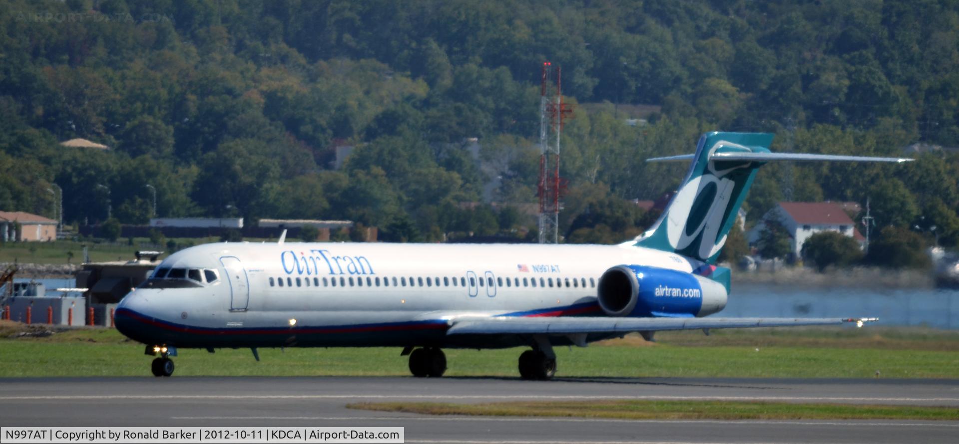 N997AT, 2002 Boeing 717-200 C/N 55141, Takeoff DCA