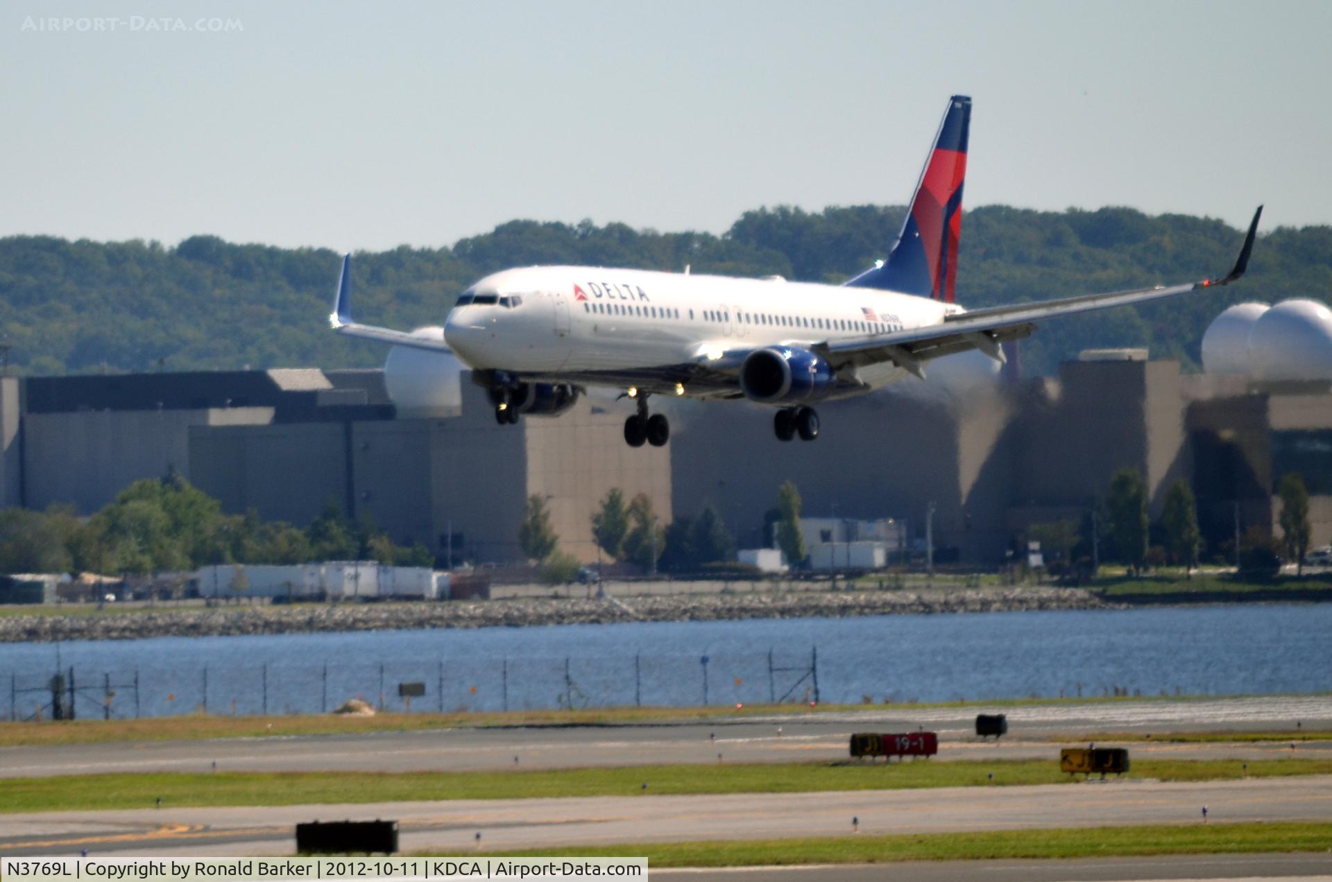 N3769L, 2002 Boeing 737-832 C/N 30822, Landing DCA