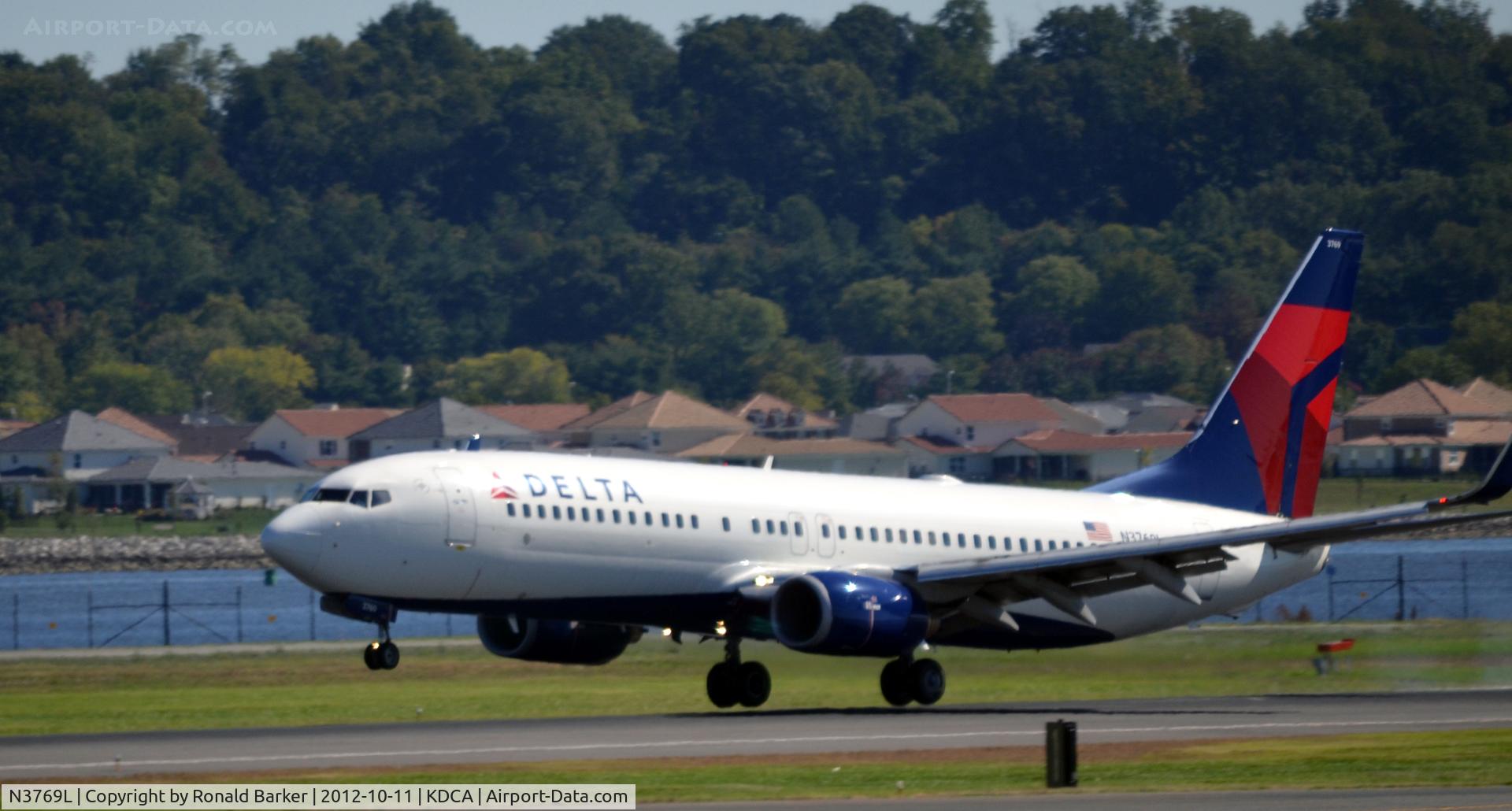 N3769L, 2002 Boeing 737-832 C/N 30822, Landing DCA