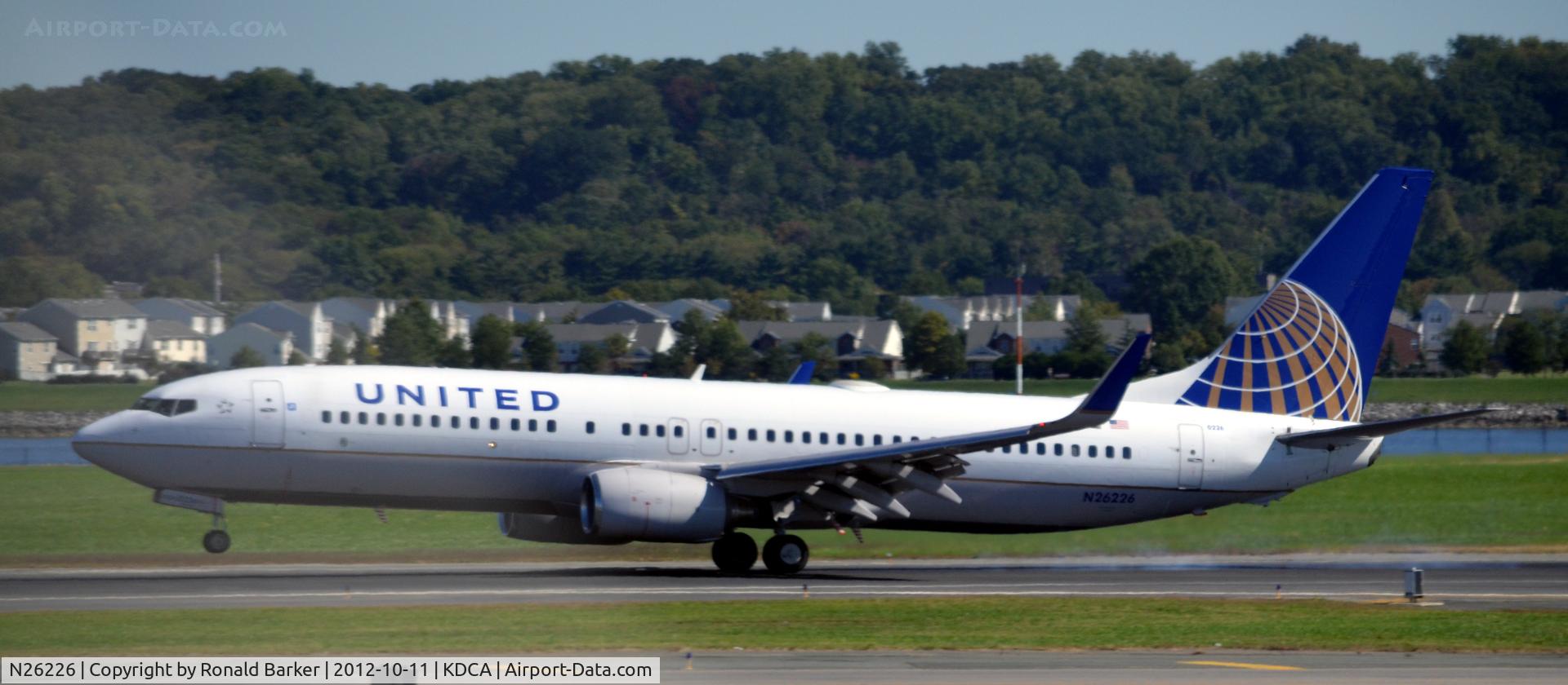 N26226, 1998 Boeing 737-824 C/N 28935, Landing DCA