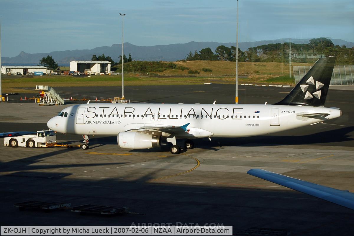 ZK-OJH, 2004 Airbus A320-232 C/N 2257, At Auckland