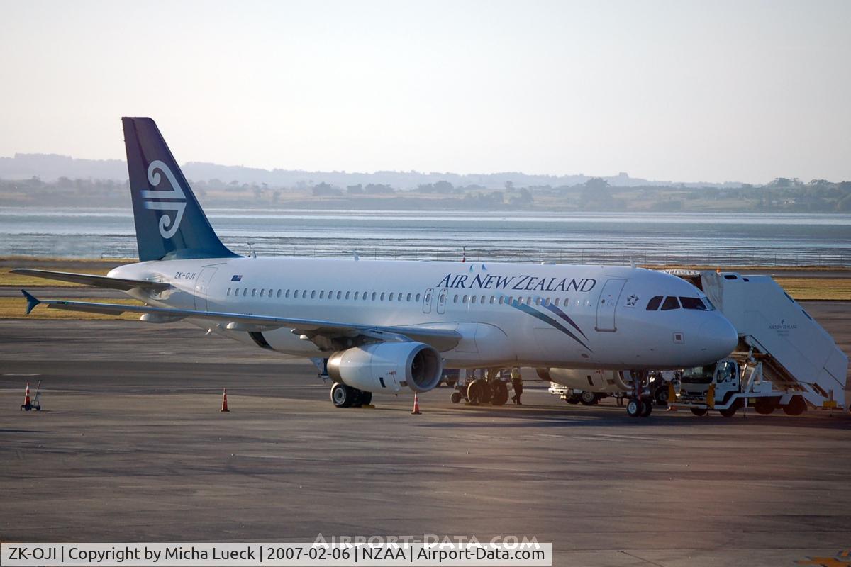 ZK-OJI, 2004 Airbus A320-232 C/N 2297, At Auckland