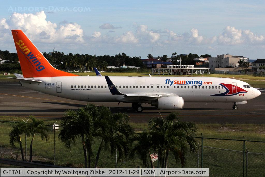 C-FTAH, 2004 Boeing 737-8Q8 C/N 29351, visitor