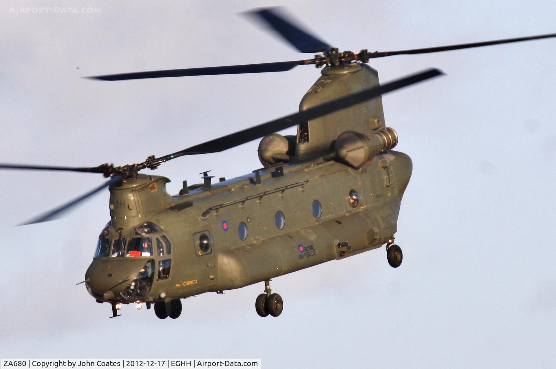 ZA680, Boeing Vertol Chinook HC.2 C/N M/A011/B-828/M7024, AH completes spin turn nd sets off again