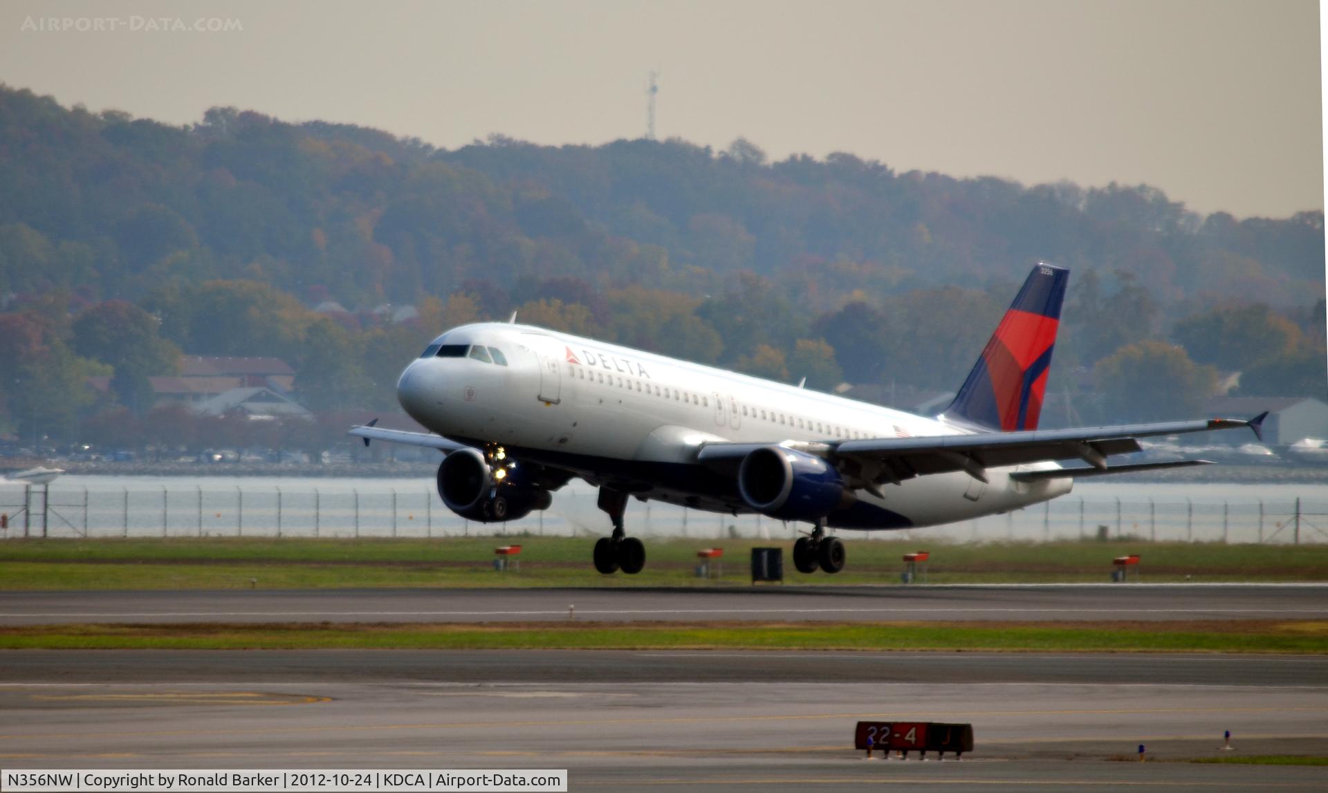N356NW, 1998 Airbus A320-212 C/N 818, Landing DCA
