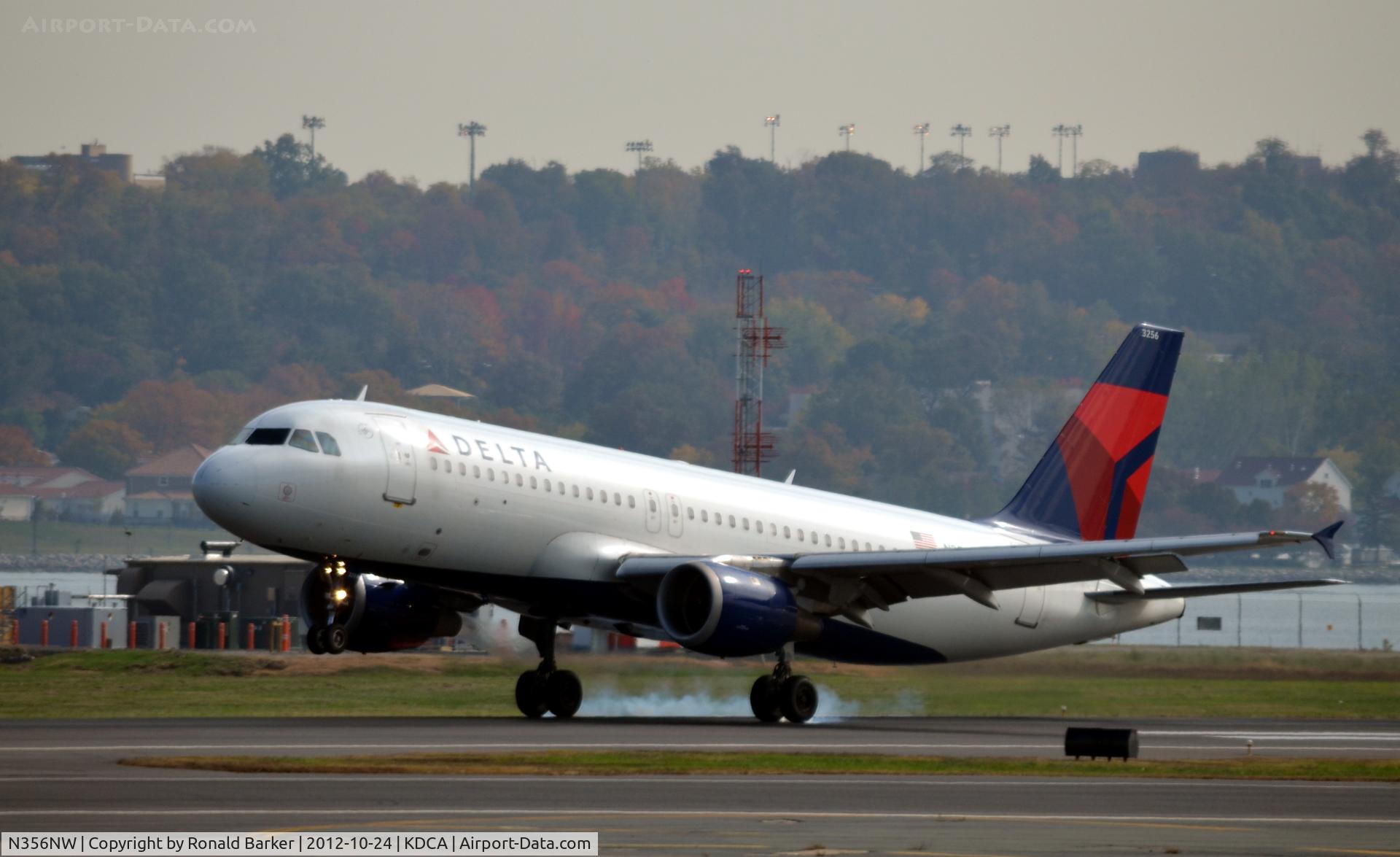 N356NW, 1998 Airbus A320-212 C/N 818, Landing DCA