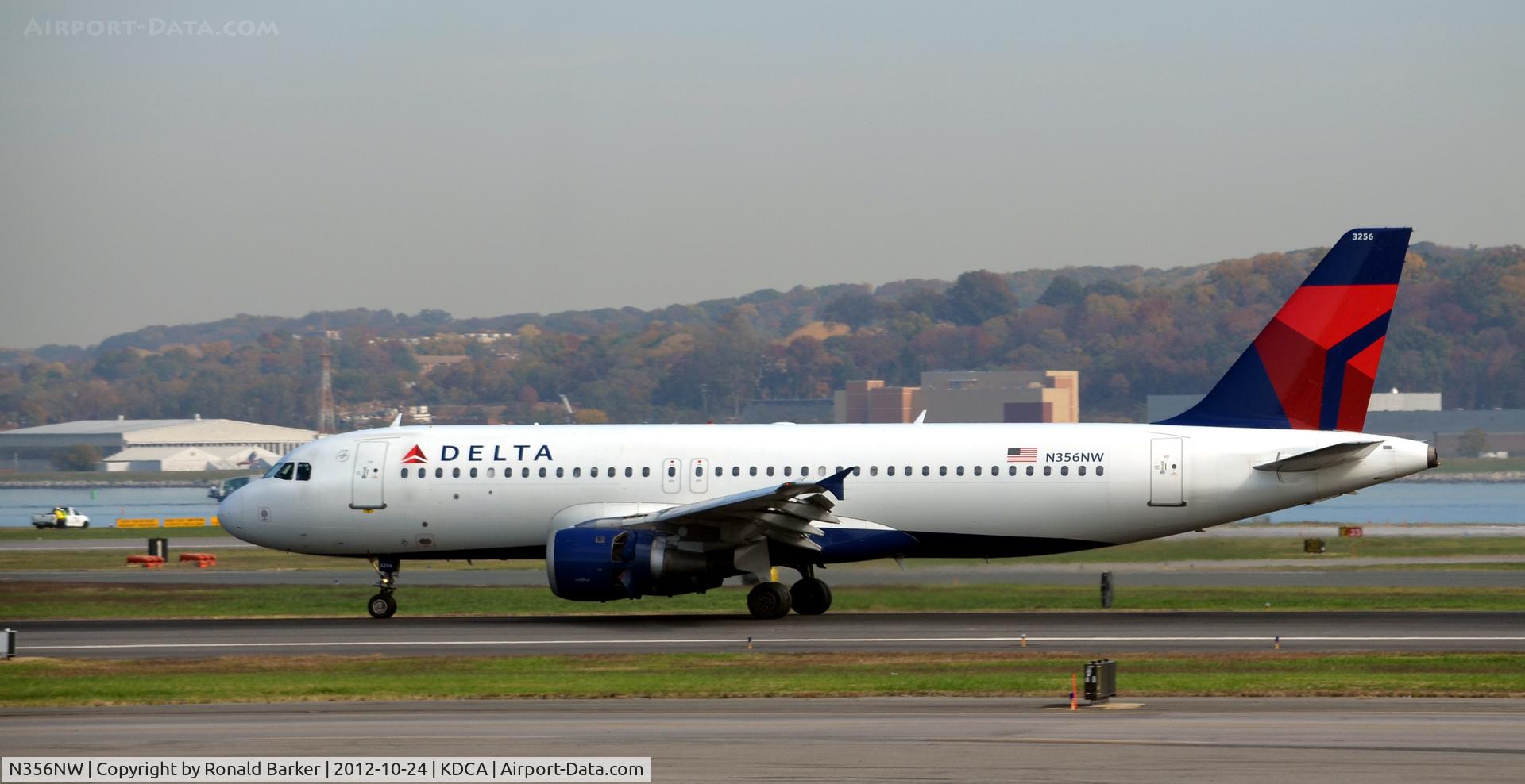 N356NW, 1998 Airbus A320-212 C/N 818, Landing DCA