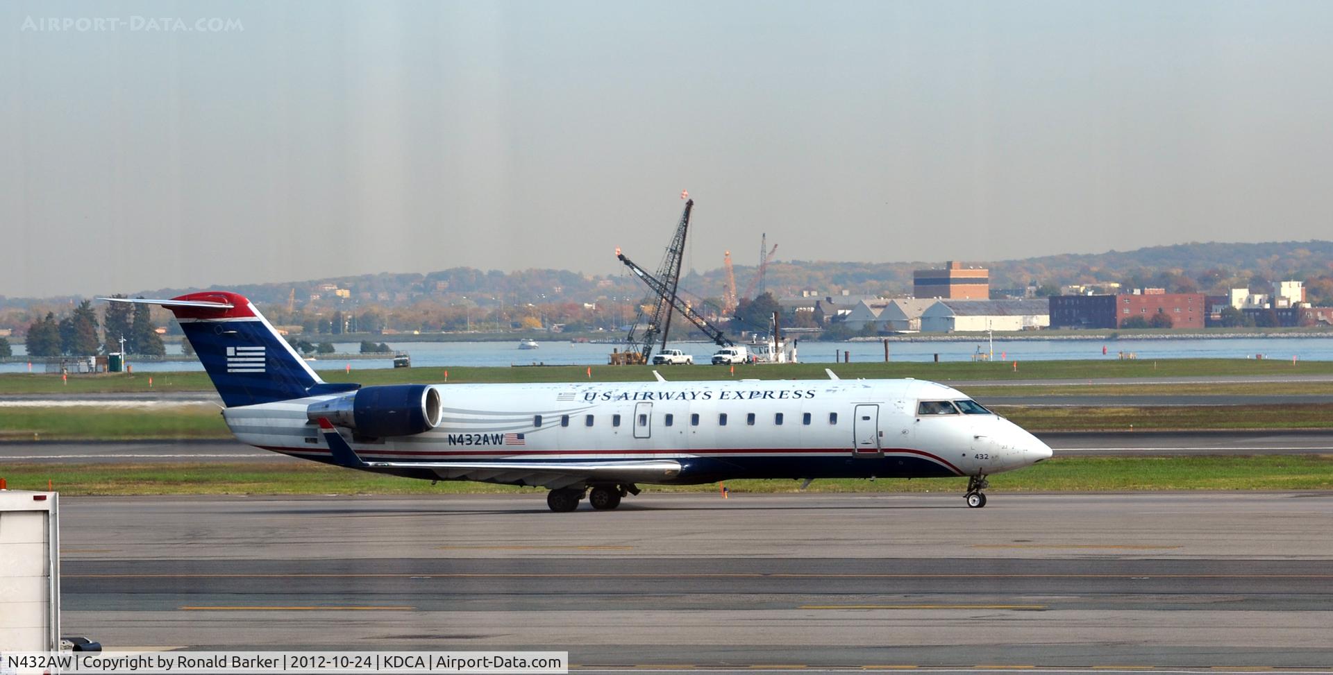 N432AW, 1998 Bombardier CRJ-200ER (CL-600-2B19) C/N 7257, Taxi DCA