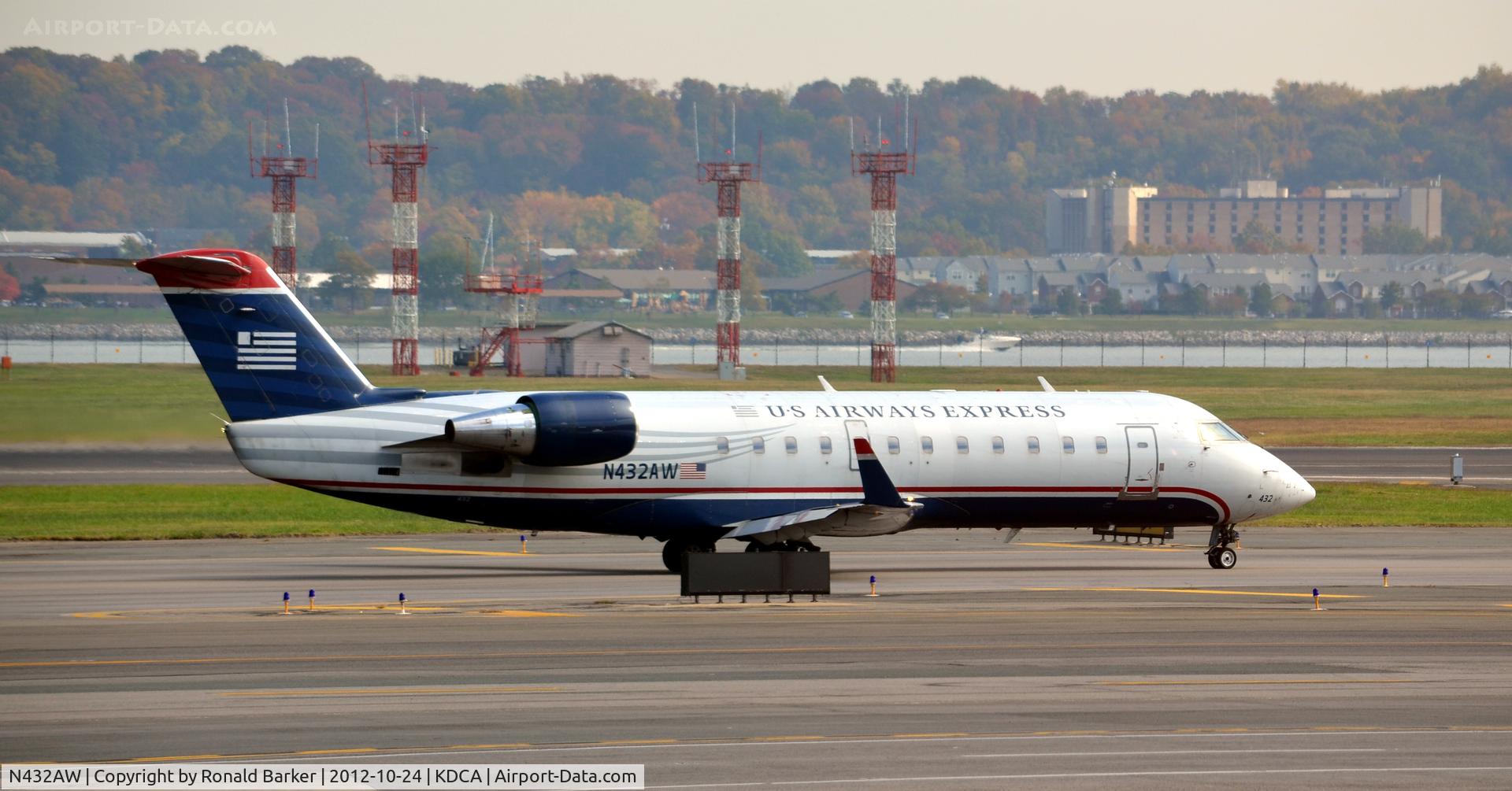 N432AW, 1998 Bombardier CRJ-200ER (CL-600-2B19) C/N 7257, Taxi DCA