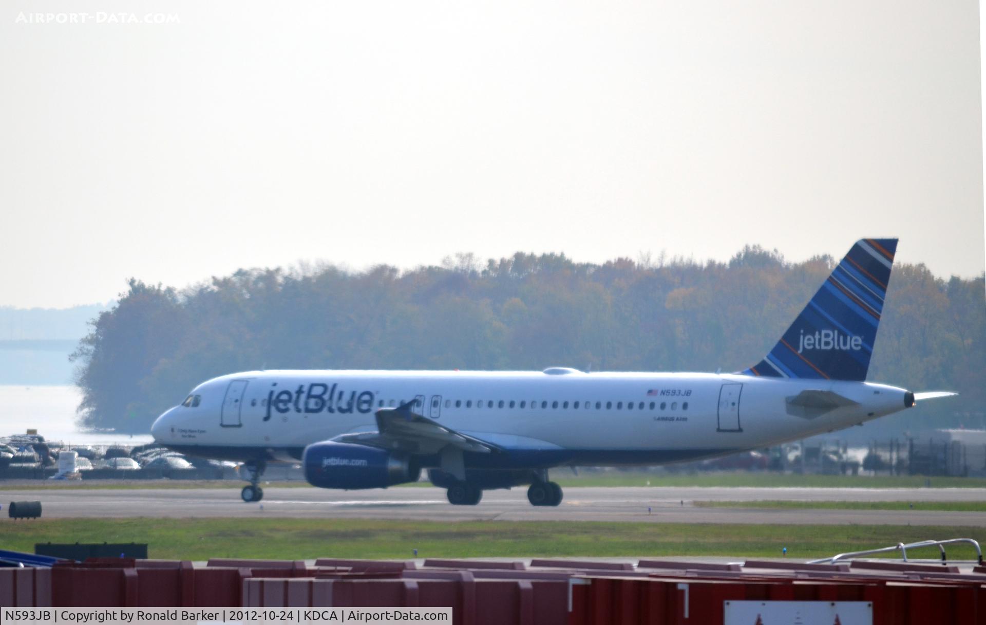 N593JB, 2004 Airbus A320-232 C/N 2280, Taxi DCA