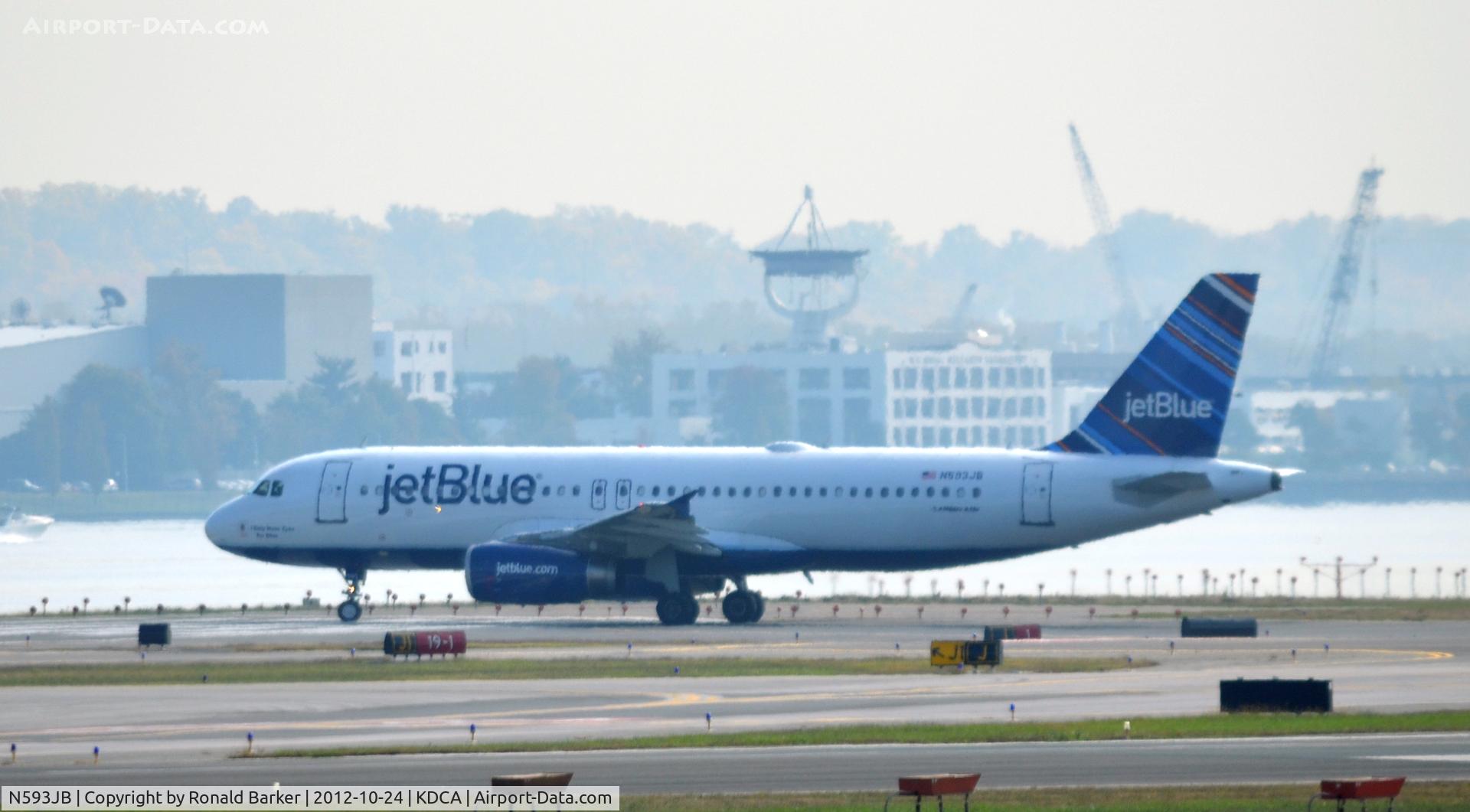 N593JB, 2004 Airbus A320-232 C/N 2280, Taxi DCA