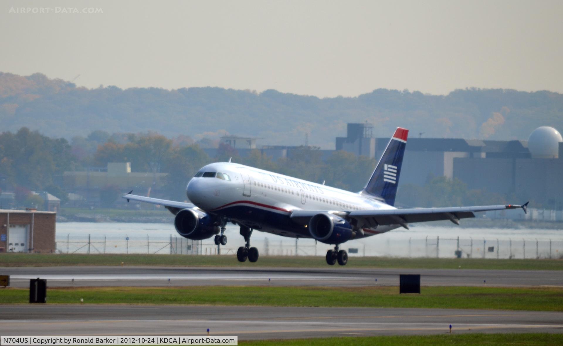 N704US, 1998 Airbus A319-112 C/N 0922, Landing DCA