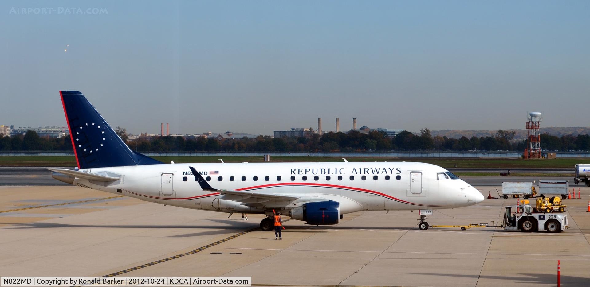 N822MD, 2004 Embraer 170SU (ERJ-170-100SU) C/N 17000043, Pushback DCA