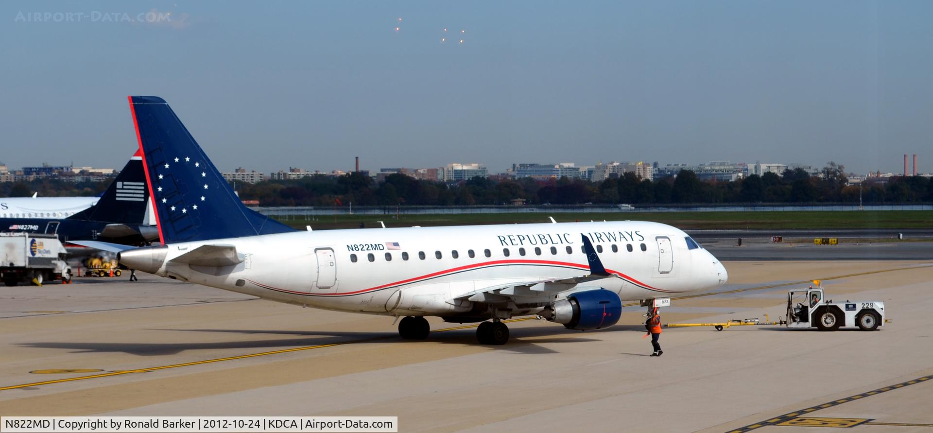 N822MD, 2004 Embraer 170SU (ERJ-170-100SU) C/N 17000043, Taxi DCA