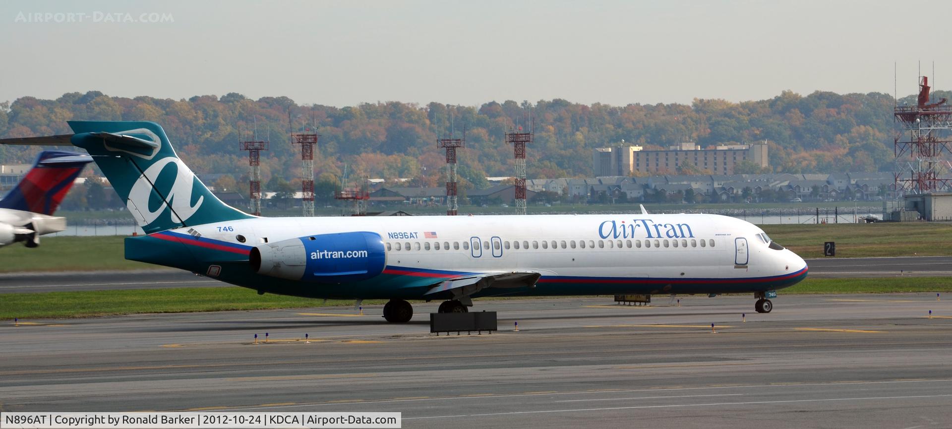 N896AT, 2005 Boeing 717-200 C/N 55048, Taxi DCA