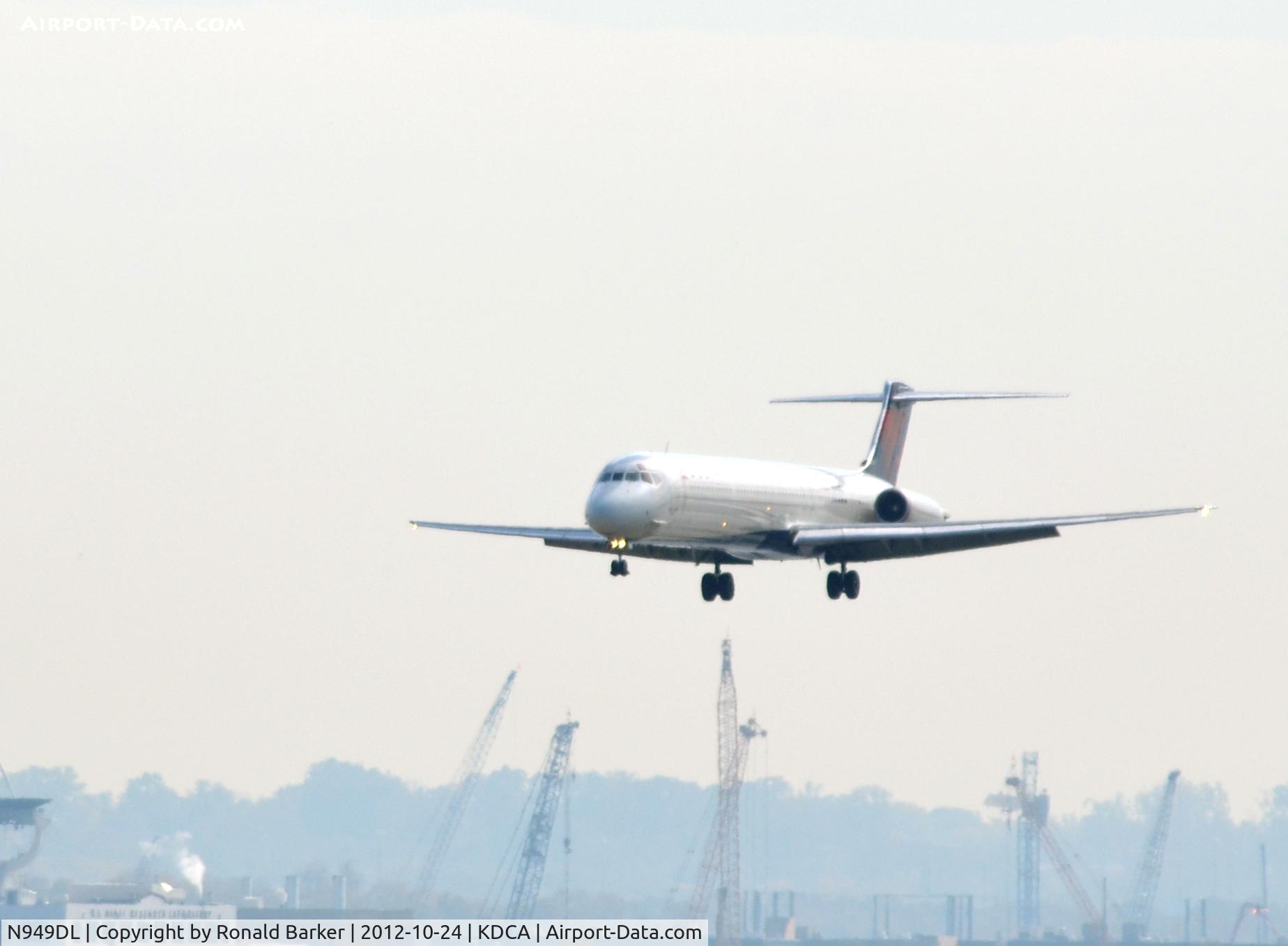 N949DL, 1990 McDonnell Douglas MD-88 C/N 49880, Landing DCA