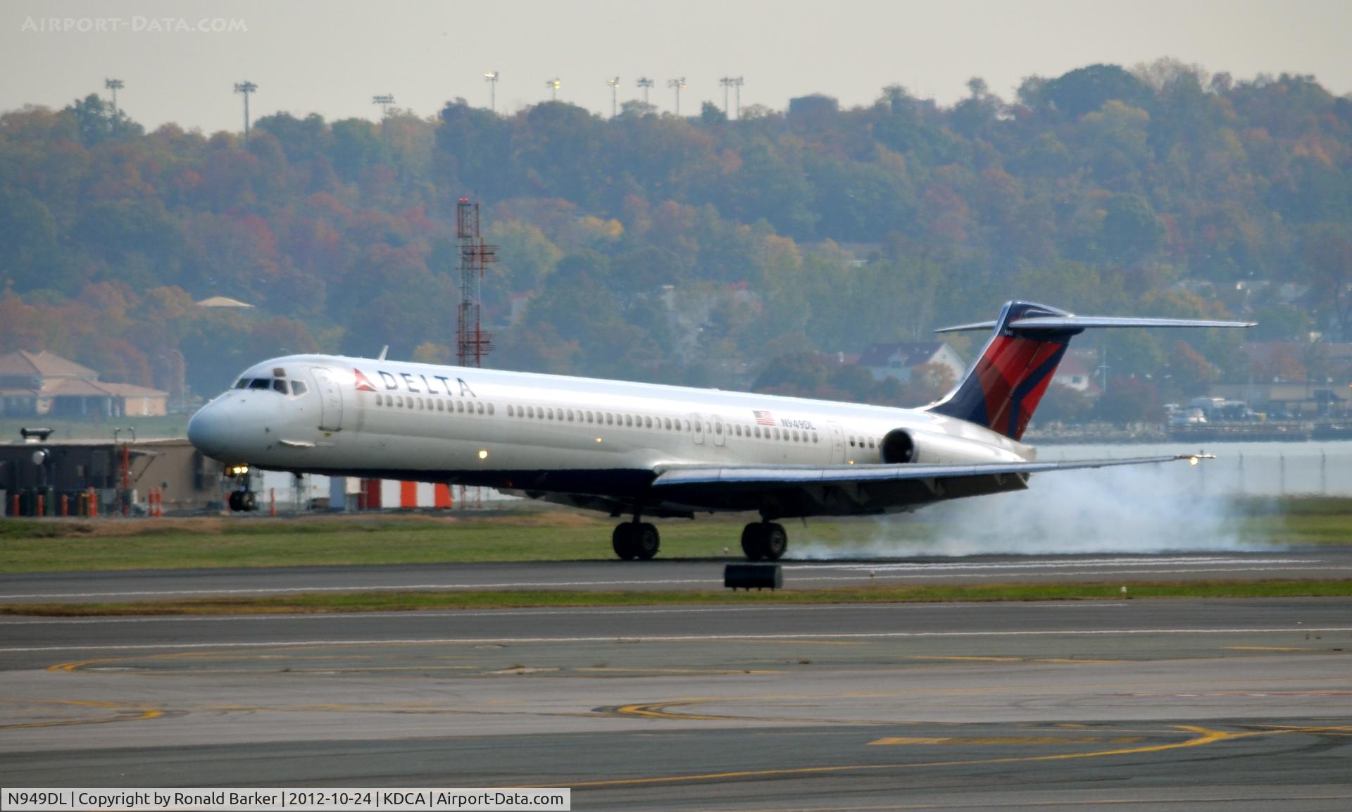N949DL, 1990 McDonnell Douglas MD-88 C/N 49880, Landing DCA