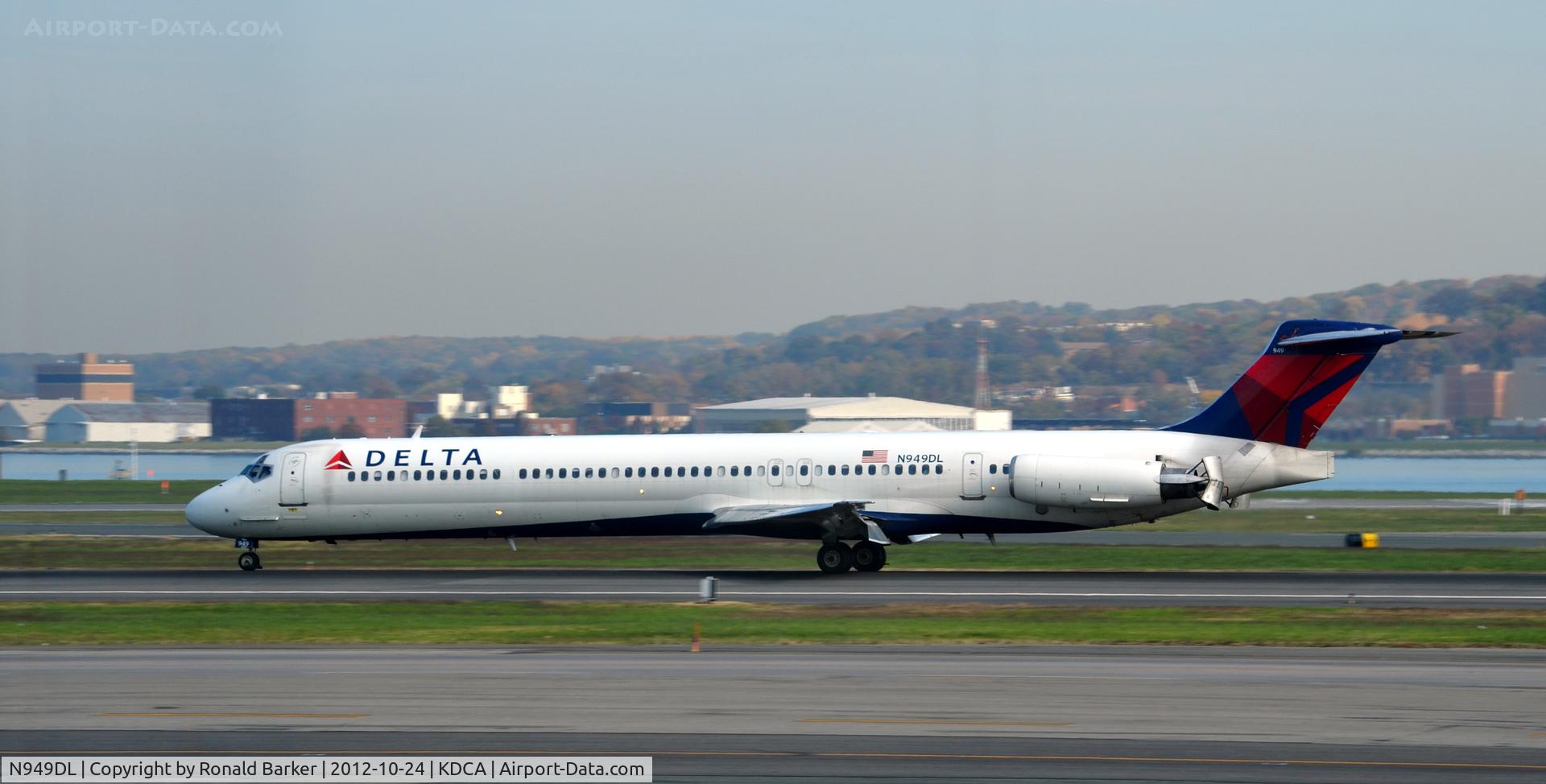 N949DL, 1990 McDonnell Douglas MD-88 C/N 49880, Landing  DCA, check the thrust reversers