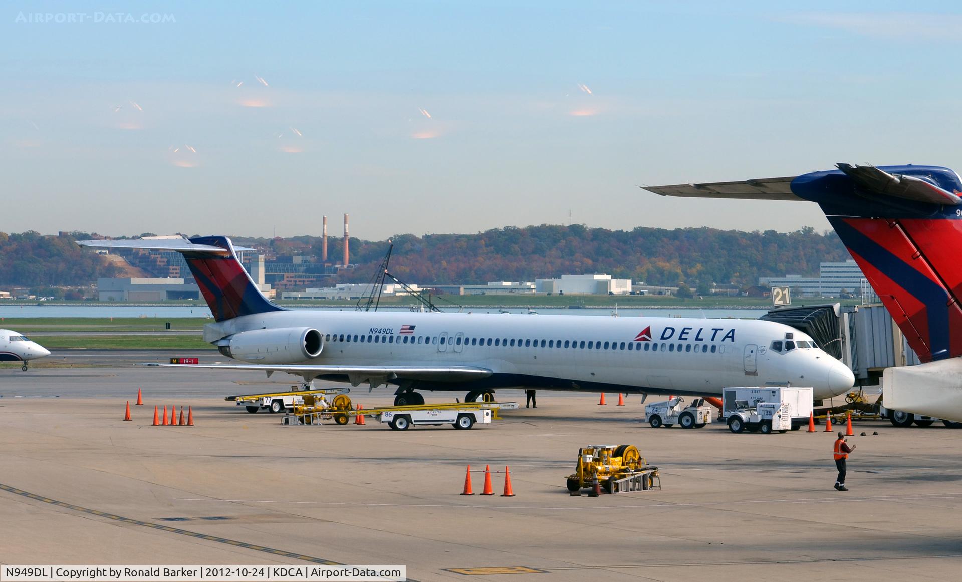 N949DL, 1990 McDonnell Douglas MD-88 C/N 49880, DCA VA