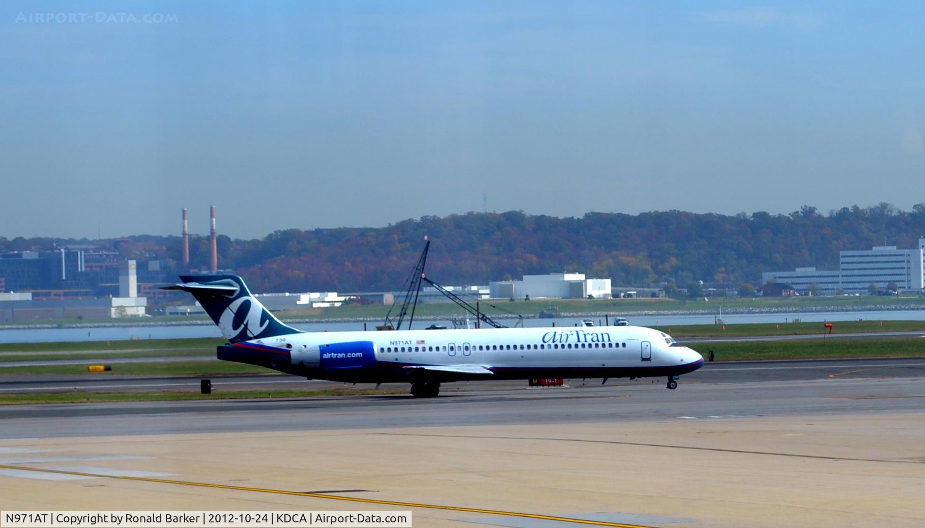 N971AT, 2001 Boeing 717-200 C/N 55032, Taxi DCA