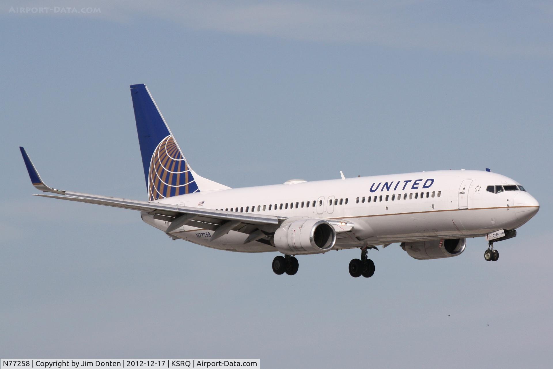N77258, 2000 Boeing 737-824 C/N 30802, United Flight 1190 (N77258) arrives at Sarasota-Bradenton International Airport following a flight from Chicago-O'Hare International Airport