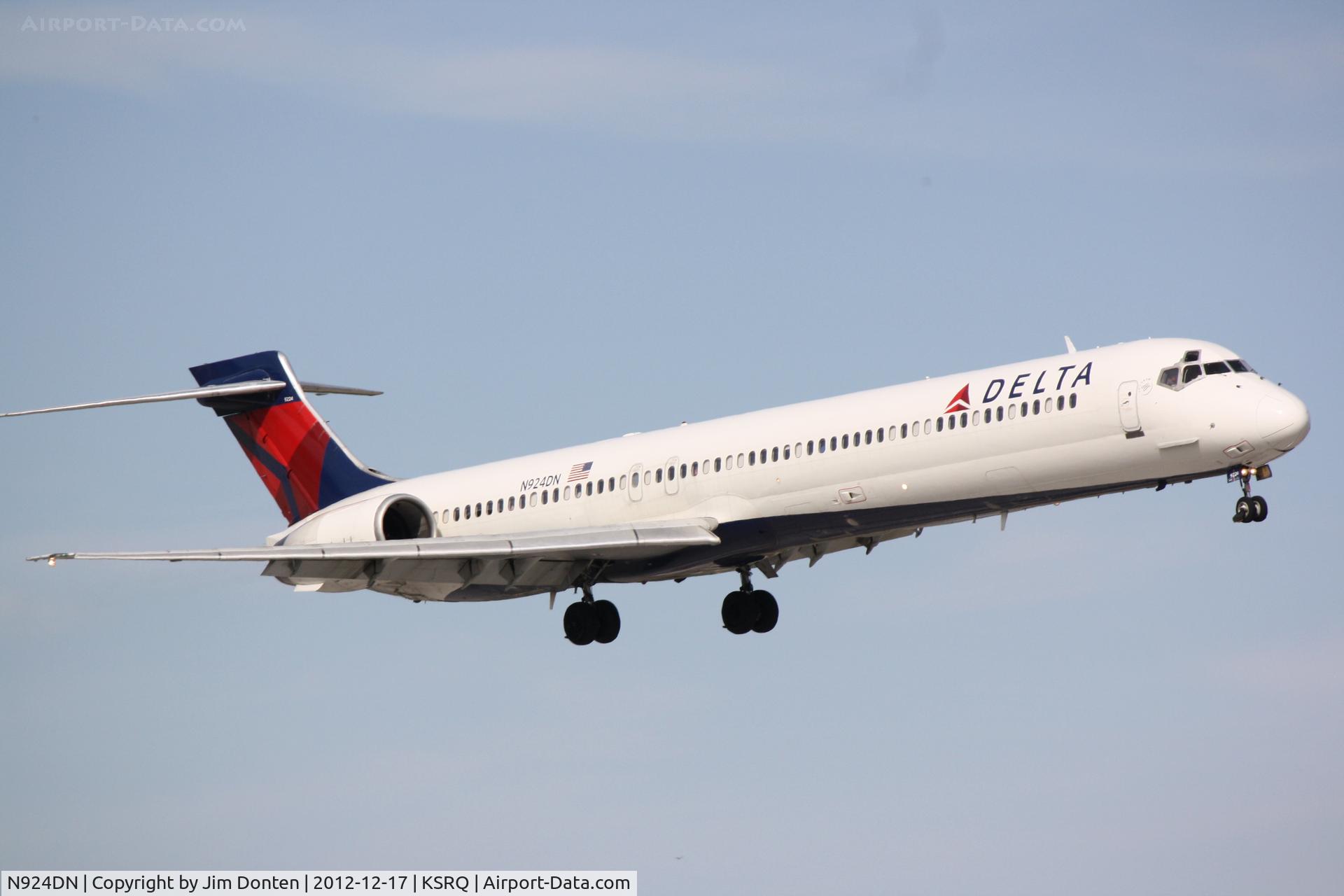 N924DN, 1998 McDonnell Douglas MD-90-30 C/N 53586, Delta Flight 1971 (N924DN) arrives at Sarasota-Bradenton International Airport following a flight from Detroit Metro-Wayne County International Airport