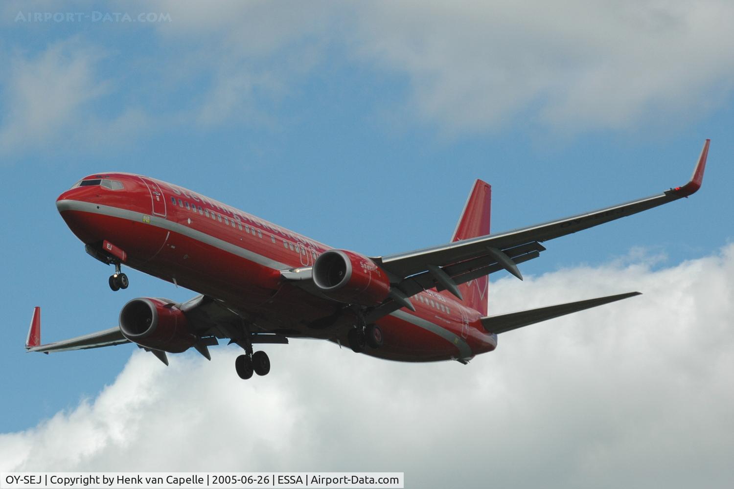 OY-SEJ, 2003 Boeing 737-86Q C/N 30289, Nice red-liveried Boeing 737-800 operated by Sterling European Airlines approaching Stockholm Arlanda airport, Sweden.