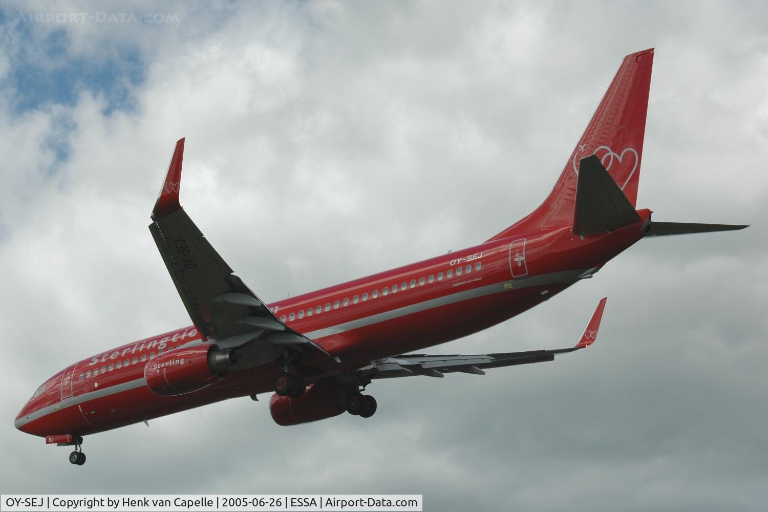 OY-SEJ, 2003 Boeing 737-86Q C/N 30289, Nice red-liveried Boeing 737-800 operated by Sterling European Airlines approaching Stockholm Arlanda airport, Sweden.