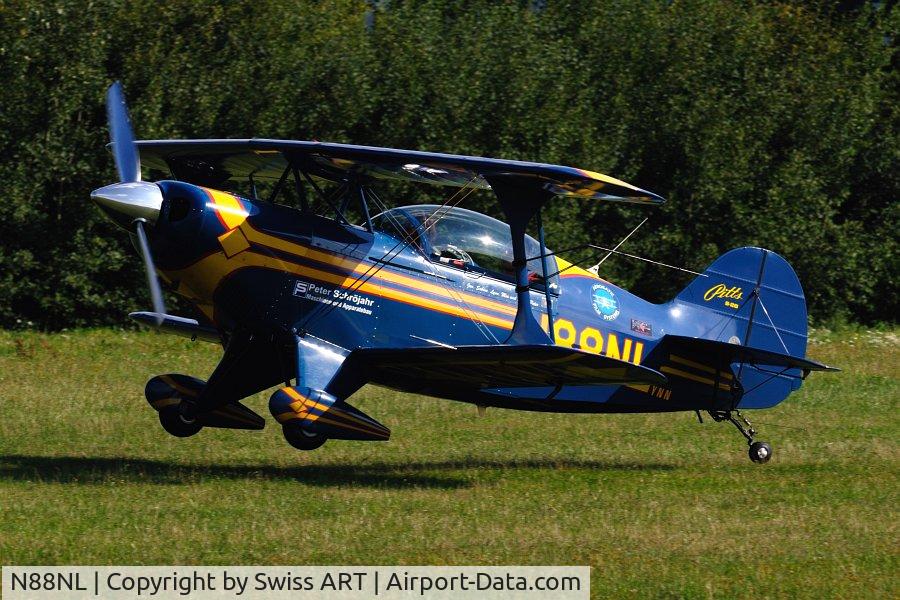 N88NL, 1988 Christen Pitts S-2B Special C/N 5147, Quelle Acrotem: Seit Anfang des Jahres 2008 wurde die rote Pitts S2A D-ELYN, gegen die neue, blaue, N88NL ersetzt.Das Grundkonzept der S2B entspricht weitestgehen der S2A, bis auf den neuen Motor. Mit 260PS. 