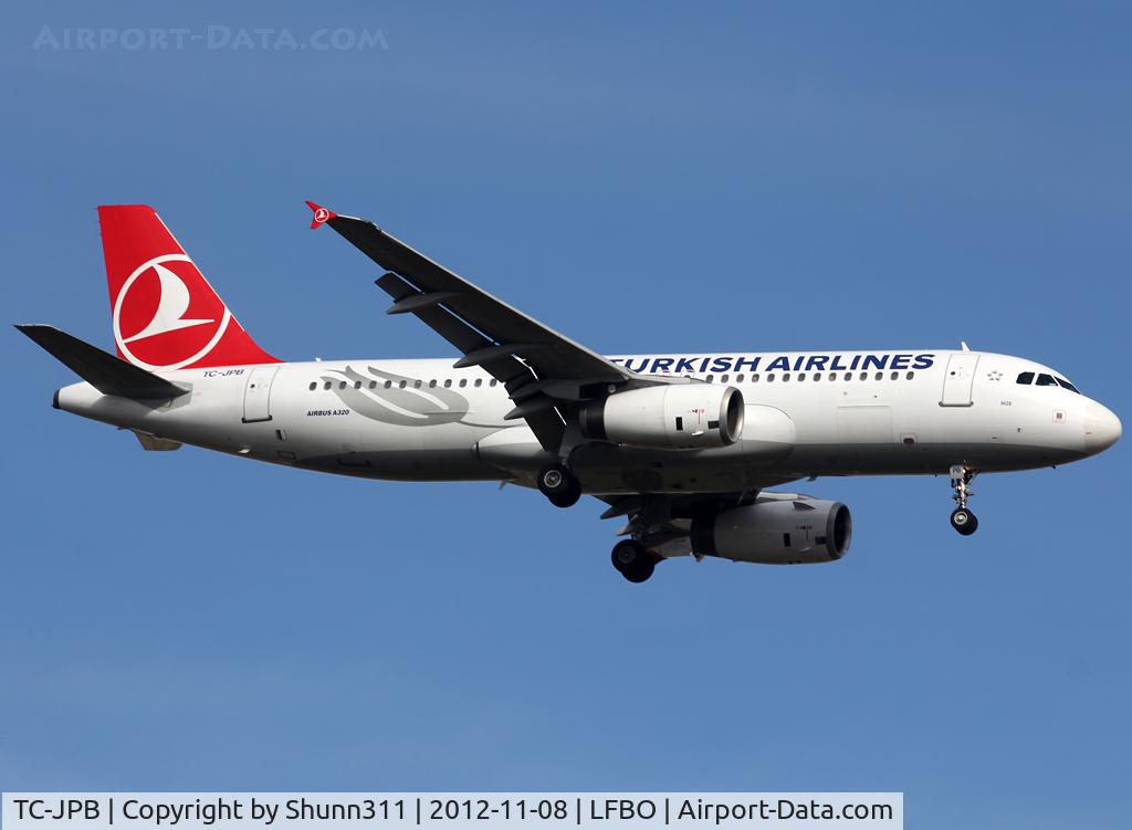 TC-JPB, 2005 Airbus A320-232 C/N 2626, Landing rwy 14R in new c/s