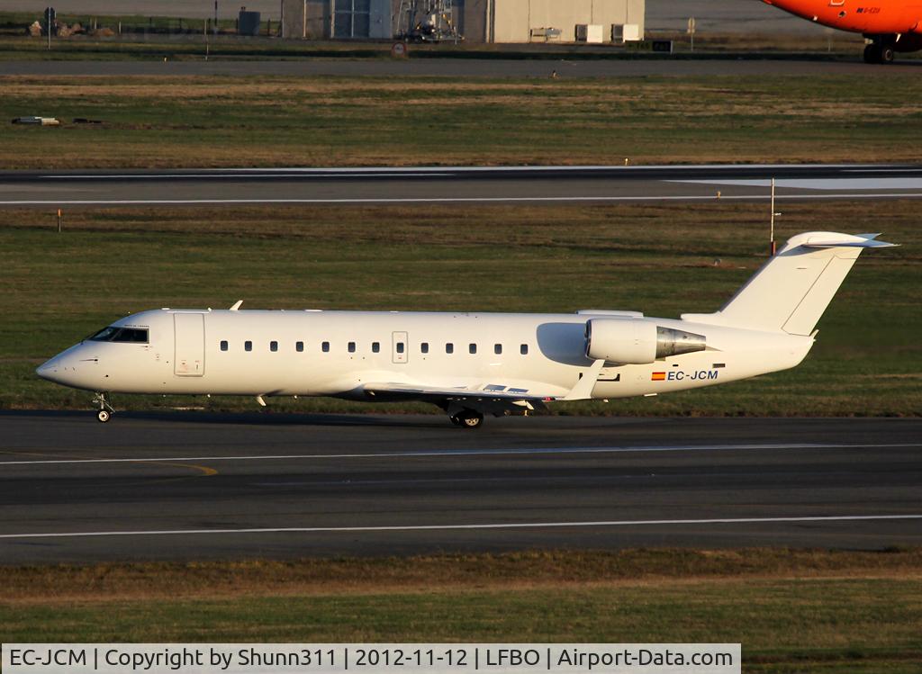 EC-JCM, 2004 Bombardier CRJ-200ER (CL-600-2B19) C/N 7981, Backtracking rwy 32L to the Terminal...