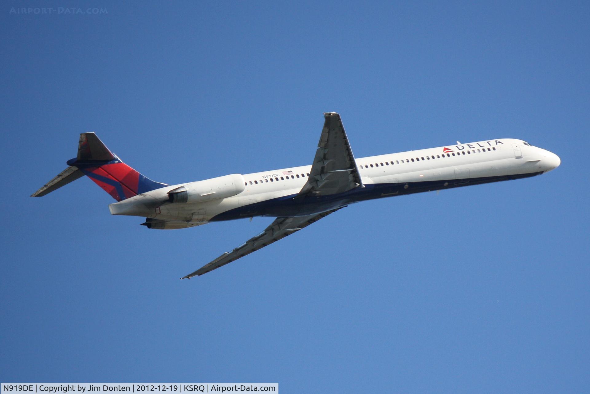 N919DE, 1993 McDonnell Douglas MD-88 C/N 53422, Delta Flight 2298 (N919DE) departs Sarasota-Bradenton International Airport enroute to Hartsfield-Jackson Atlanta International Airport