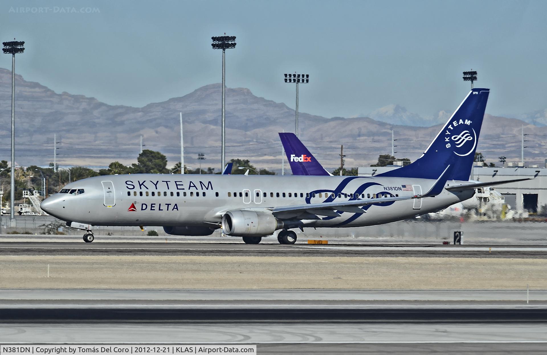N381DN, 1999 Boeing 737-832 C/N 30350, N381DN SkyTeam (Delta Air Lines) Boeing 737-832 (cn 30350/365)

- Las Vegas - McCarran International (LAS / KLAS)
USA - Nevada, December 21, 2012
Photo: Tomás Del Coro