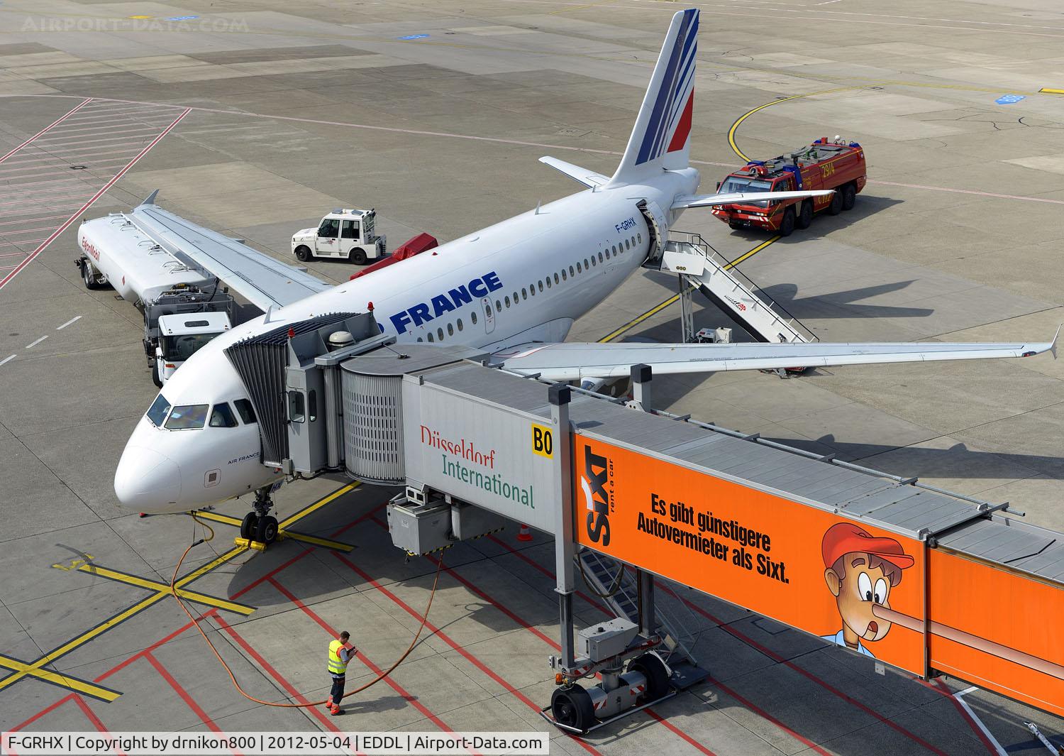 F-GRHX, 2001 Airbus A319-111 C/N 1524, during refueling, the passengers sitting in the airplane, the firefighter secures