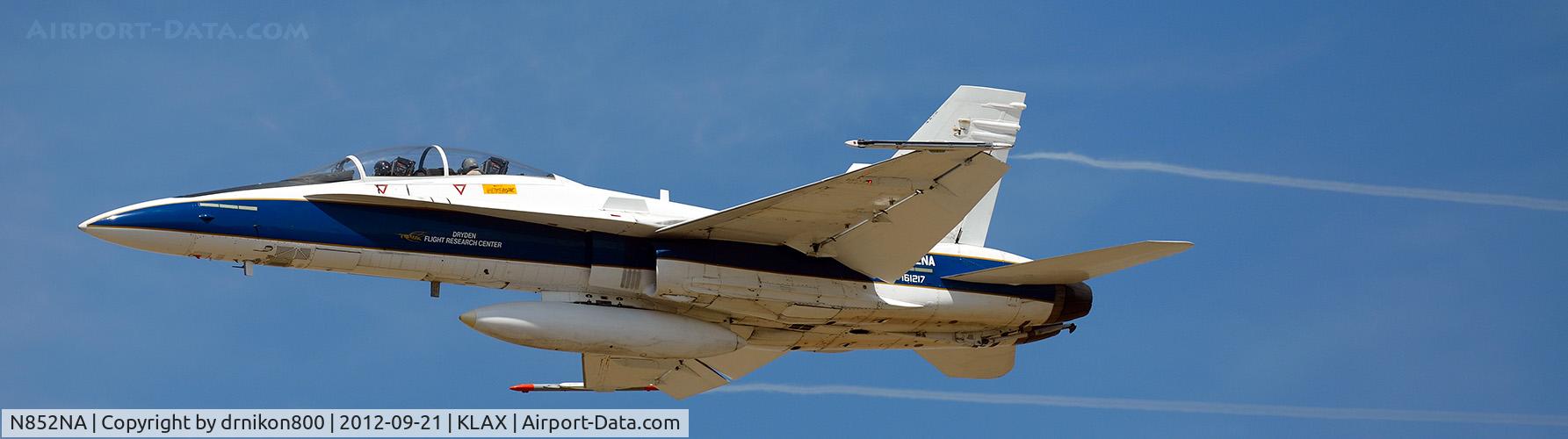 N852NA, McDonnell Douglas F/A-18B Hornet C/N 161217, second oder first wingman (backbord/left side) from last endeavour ferryflight at KLAX in last approaching flight phase