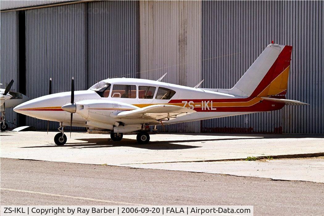 ZS-IKL, 1971 Piper PA-23-250 Aztec E C/N 27-4666, Piper PA-23-250 Aztec E [27-4666] Lanseria~ZS 20/09/2006