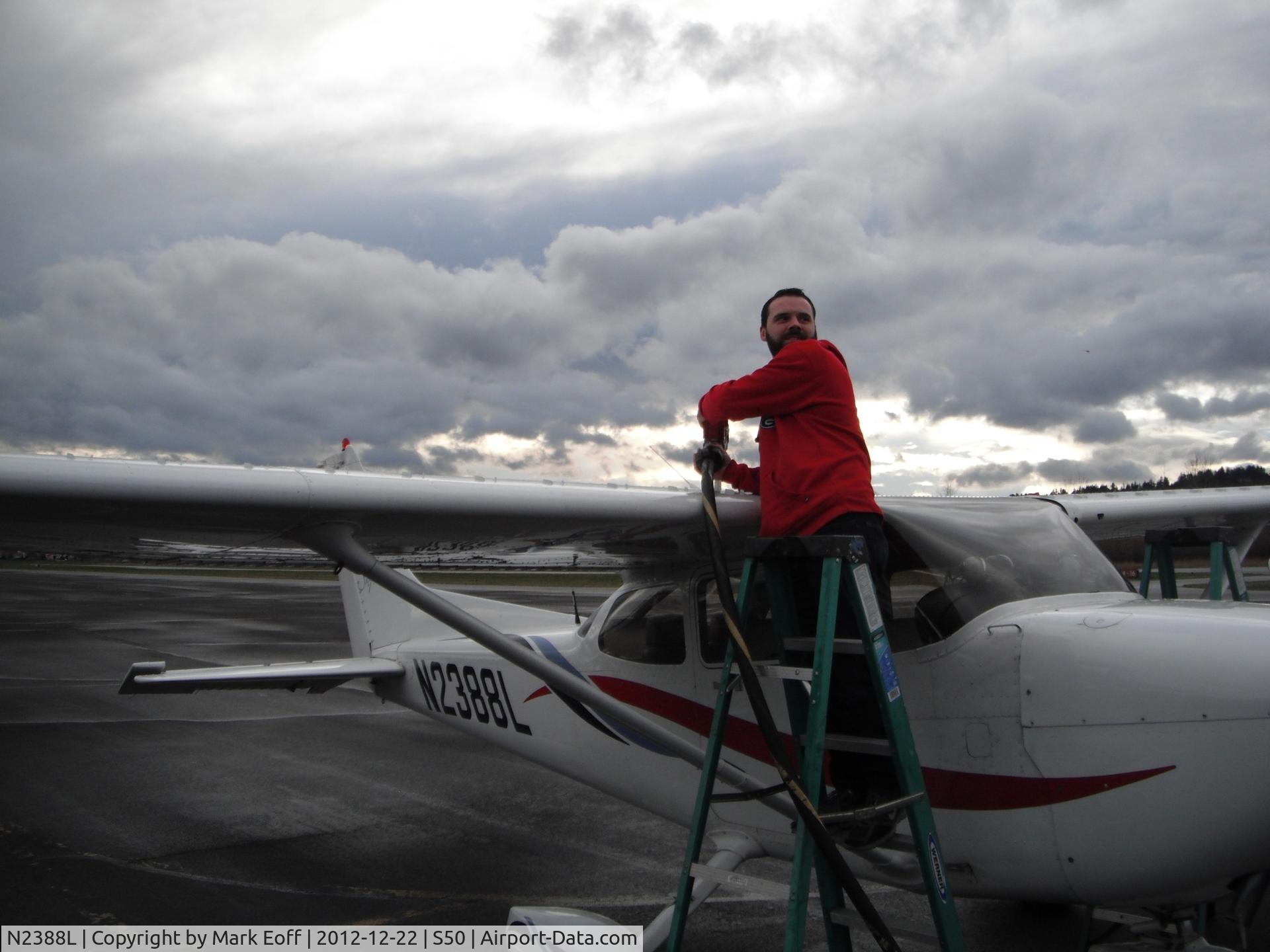 N2388L, 1999 Cessna 172R C/N 17280723, Filling up...