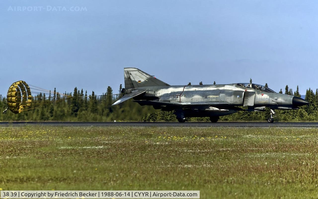 38 39, McDonnell Douglas F-4F Phantom II C/N 4723, decelerating after touchdown at CFB Goose Bay