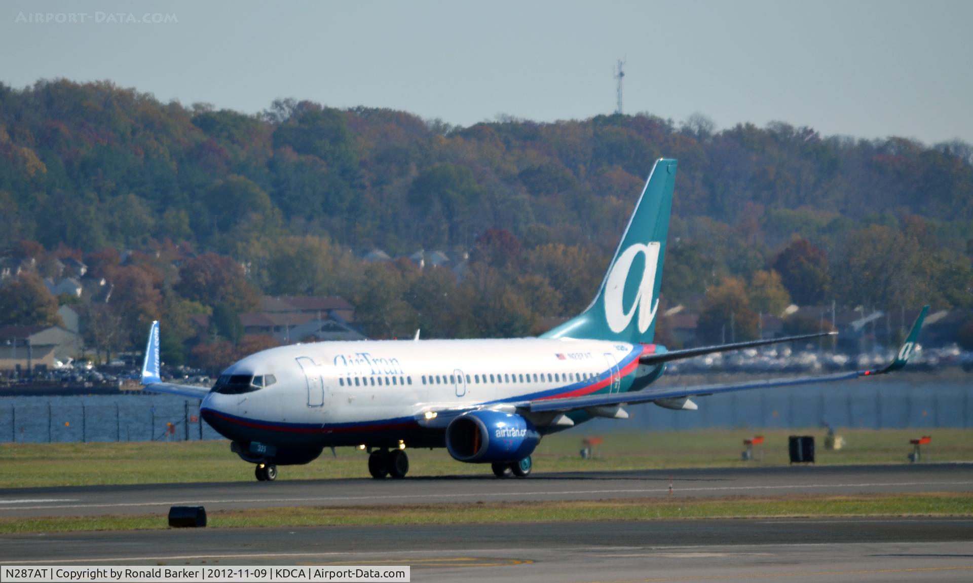 N287AT, 2006 Boeing 737-76N C/N 32671, Taxi DCA