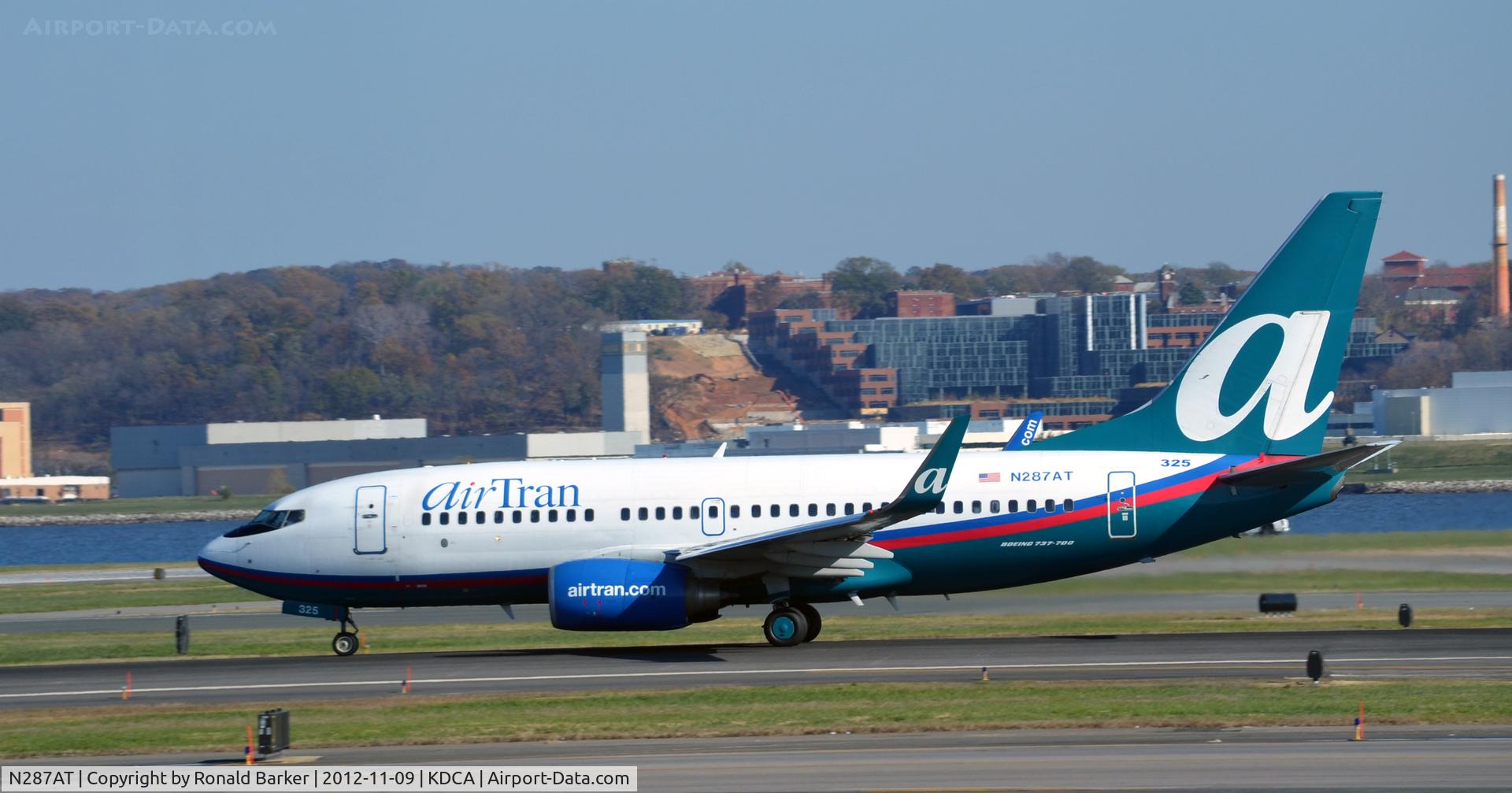 N287AT, 2006 Boeing 737-76N C/N 32671, Taxi DCA