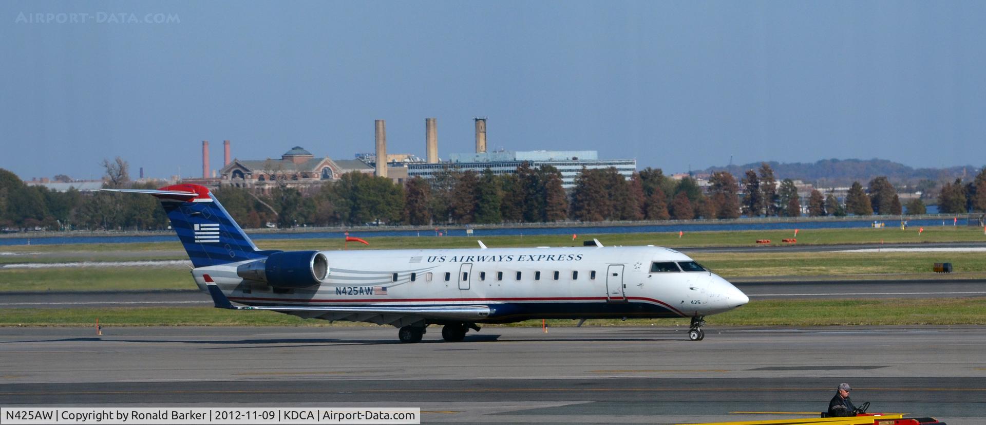 N425AW, 2002 Bombardier CRJ-200LR (CL-600-2B19) C/N 7663, Taxi DCA