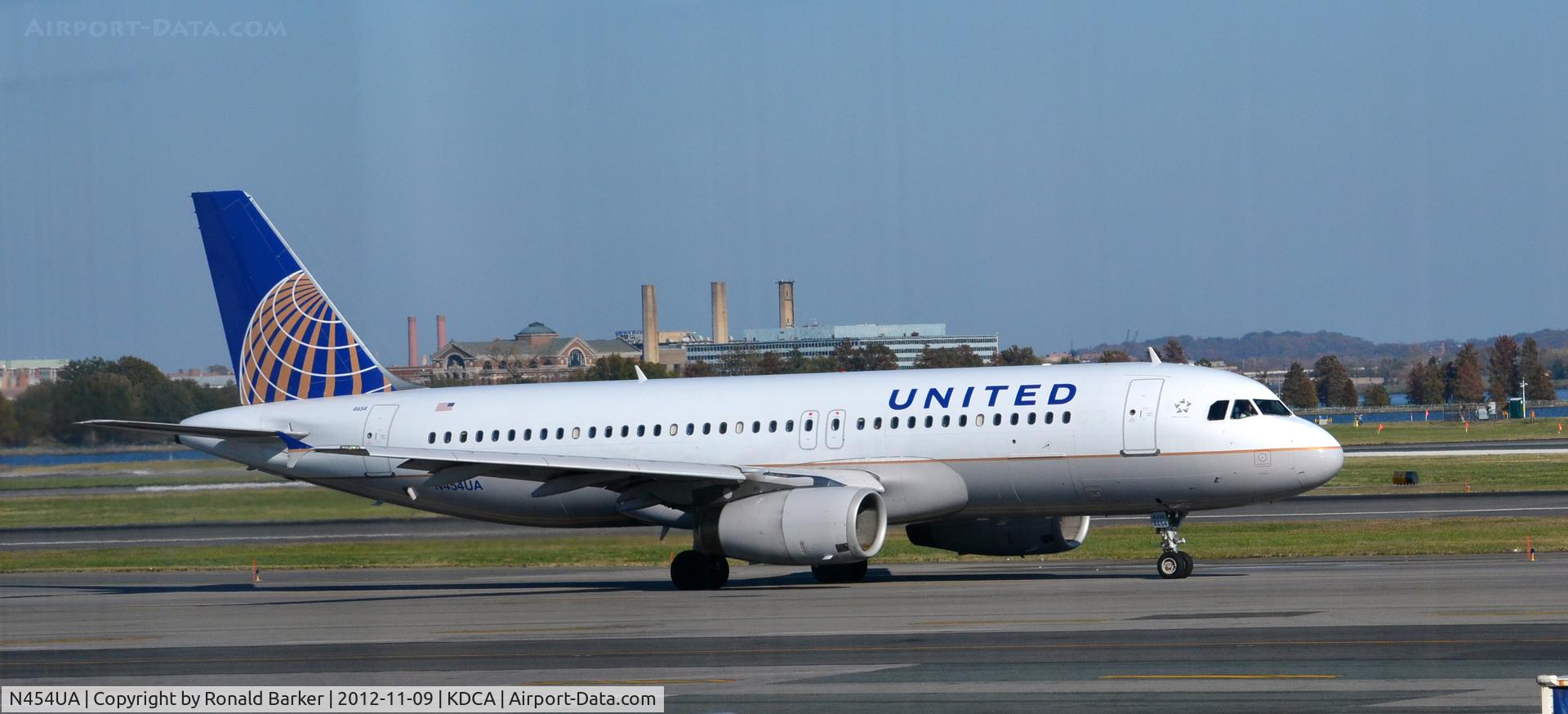 N454UA, 1999 Airbus A320-232 C/N 1104, Taxi DCA