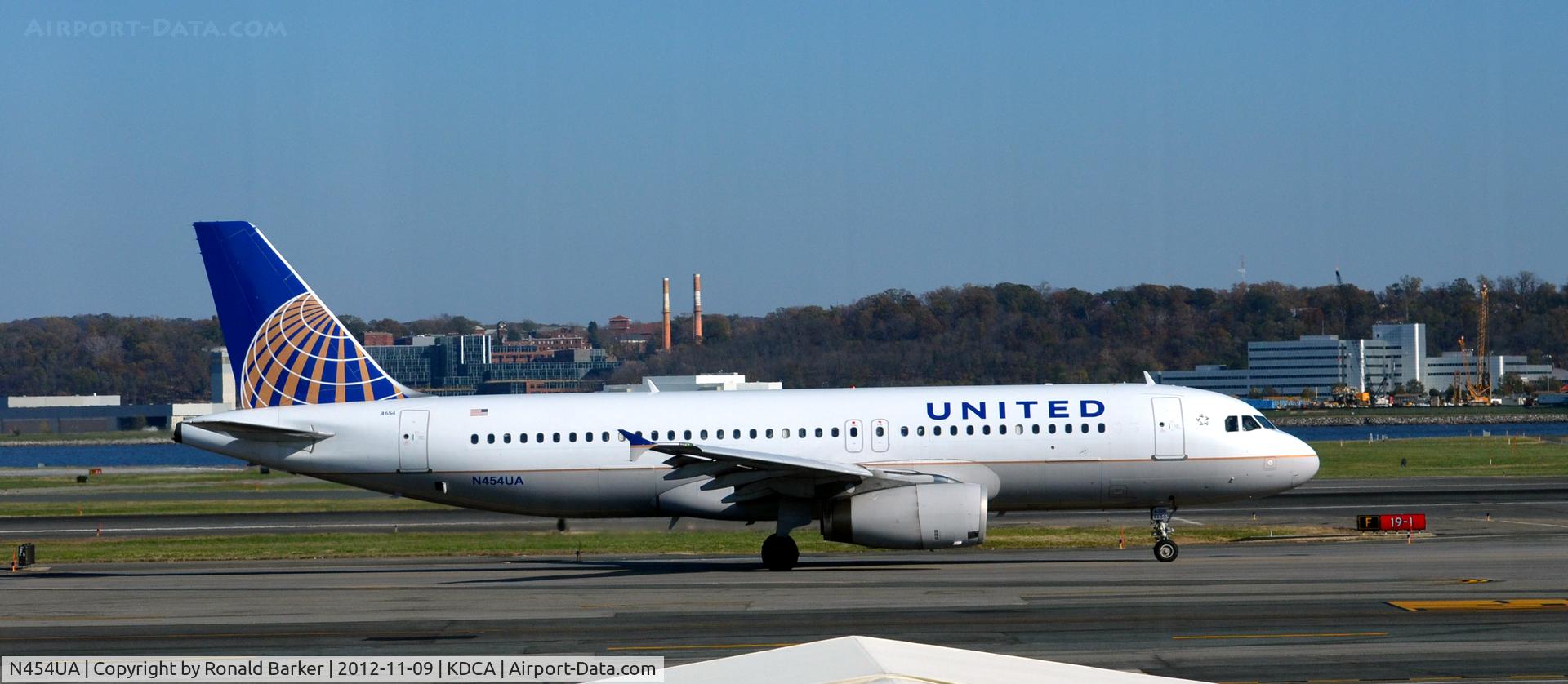 N454UA, 1999 Airbus A320-232 C/N 1104, Taxi DCA